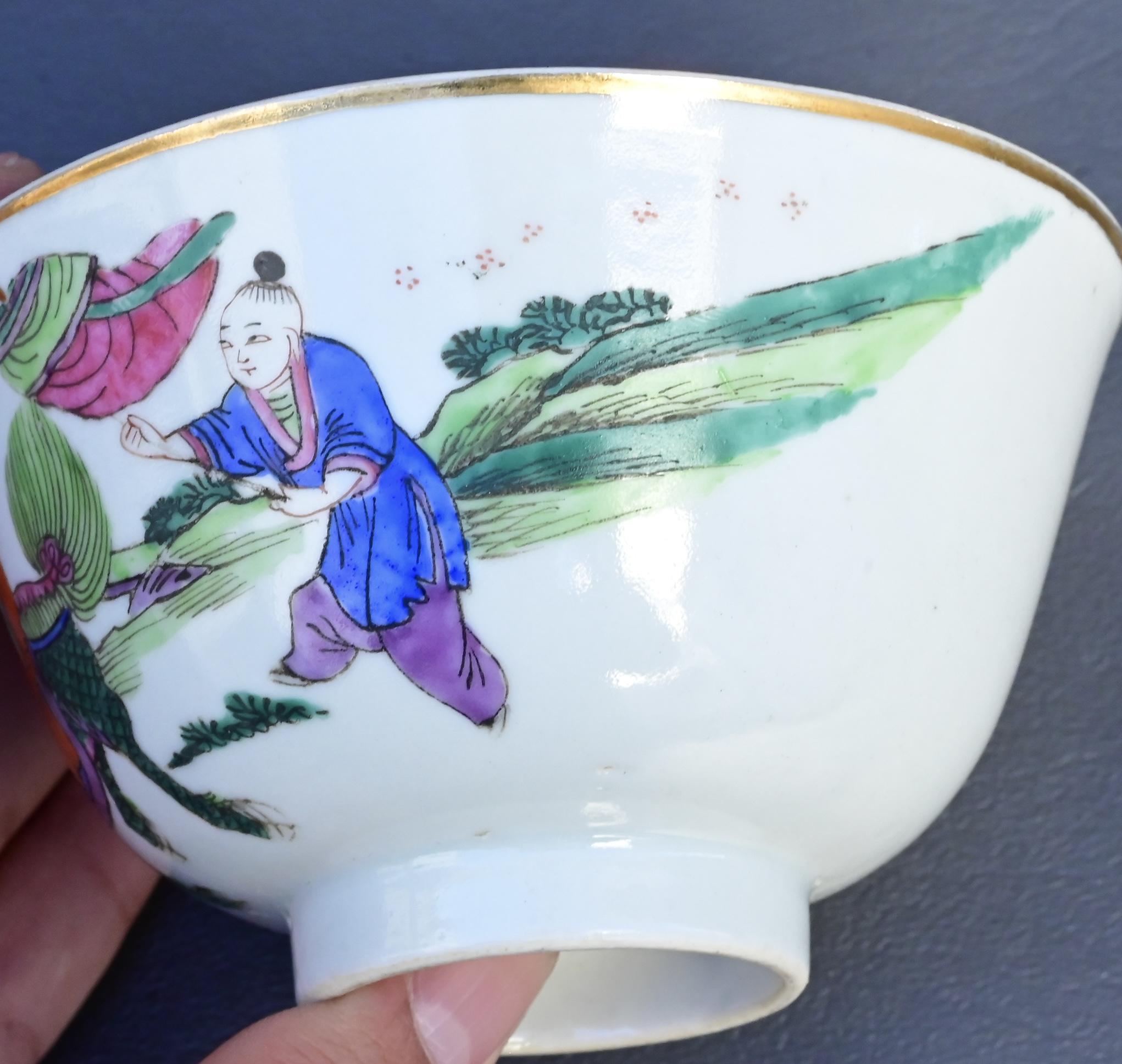 Paire de bols couverts anciens en porcelaine de Chine de la dynastie Qing - Enfants au jeu en vente 11