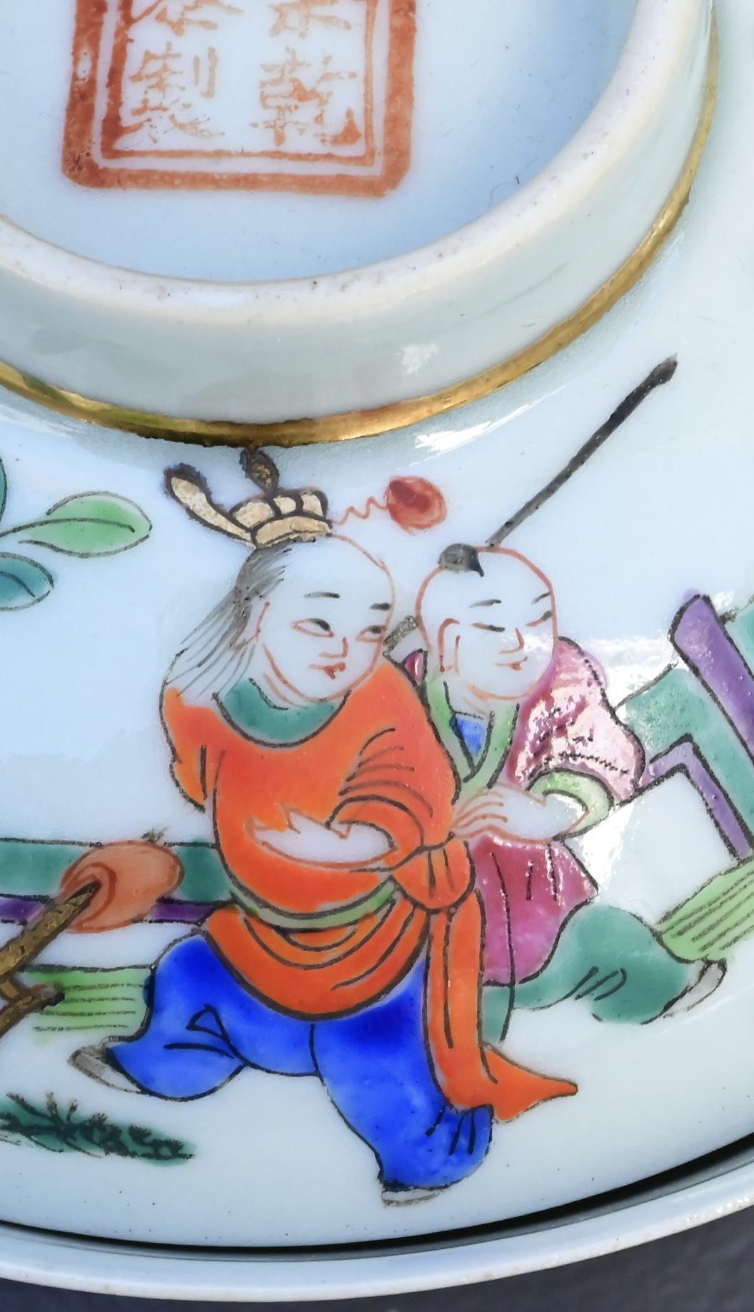 Paire de bols couverts anciens en porcelaine de Chine de la dynastie Qing - Enfants au jeu Bon état - En vente à Media, PA
