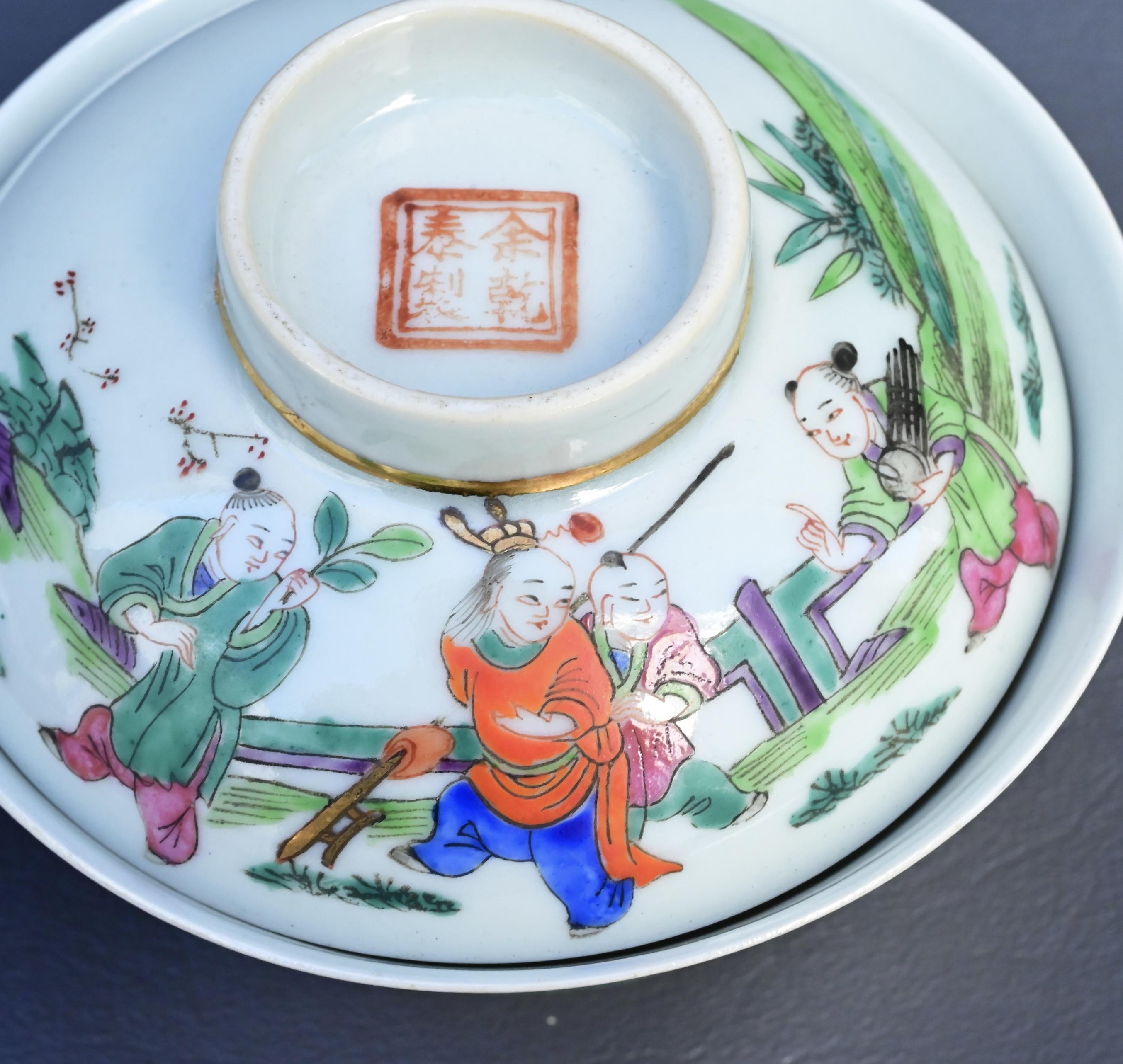 Fin du XIXe siècle Paire de bols couverts anciens en porcelaine de Chine de la dynastie Qing - Enfants au jeu en vente