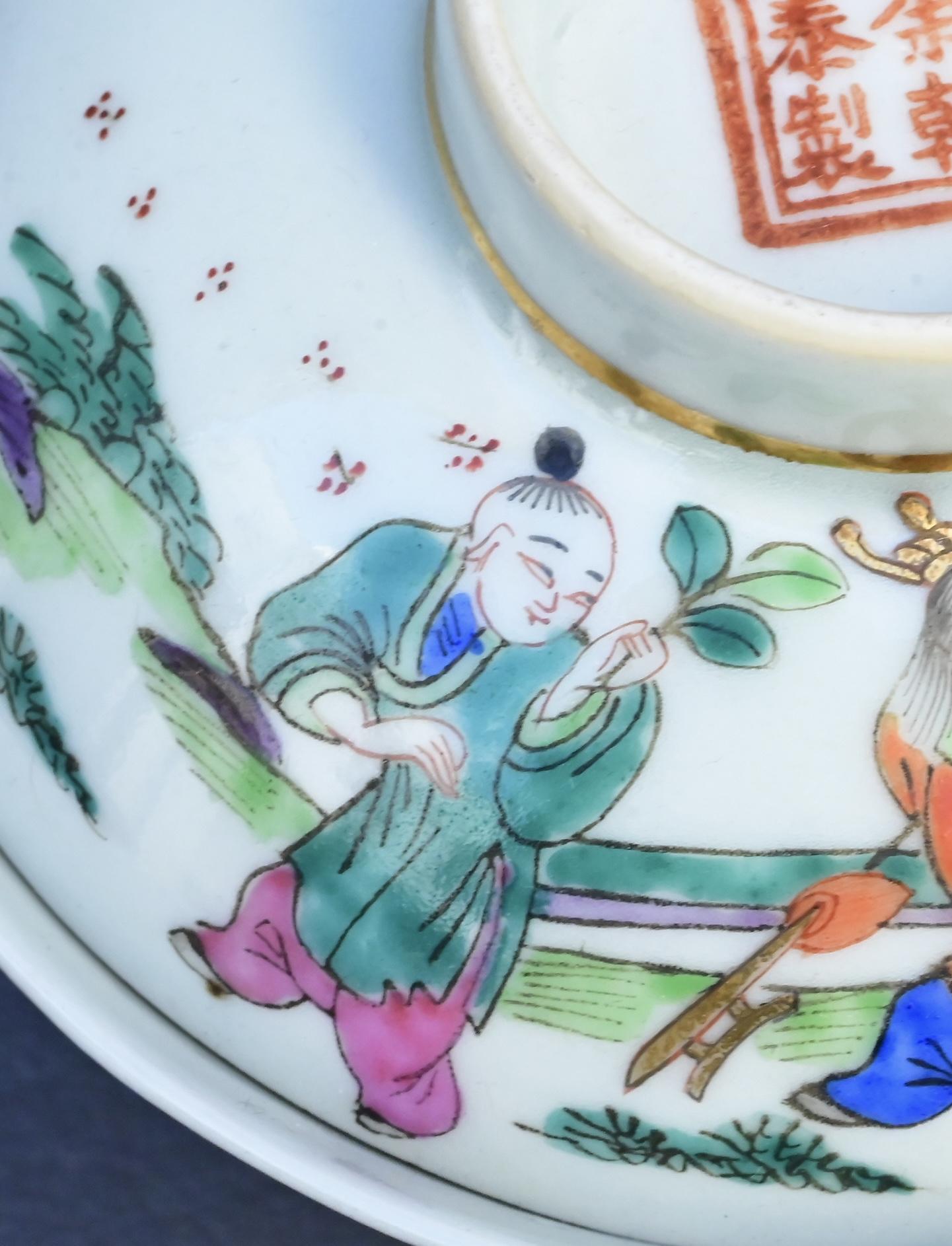 Porcelaine Paire de bols couverts anciens en porcelaine de Chine de la dynastie Qing - Enfants au jeu en vente