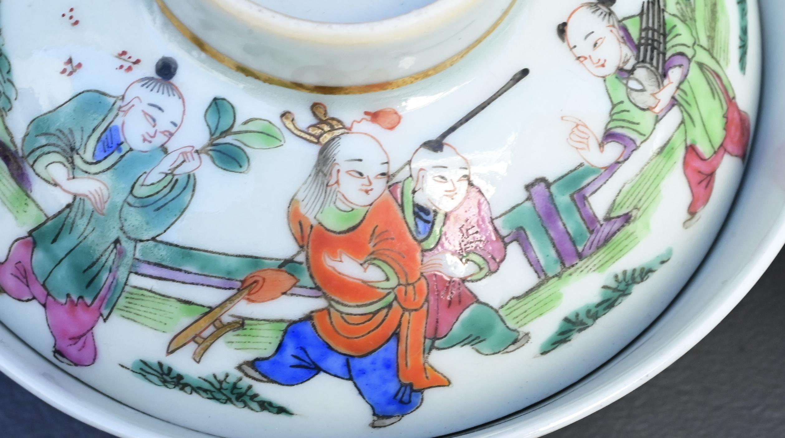 Paire de bols couverts anciens en porcelaine de Chine de la dynastie Qing - Enfants au jeu en vente 1