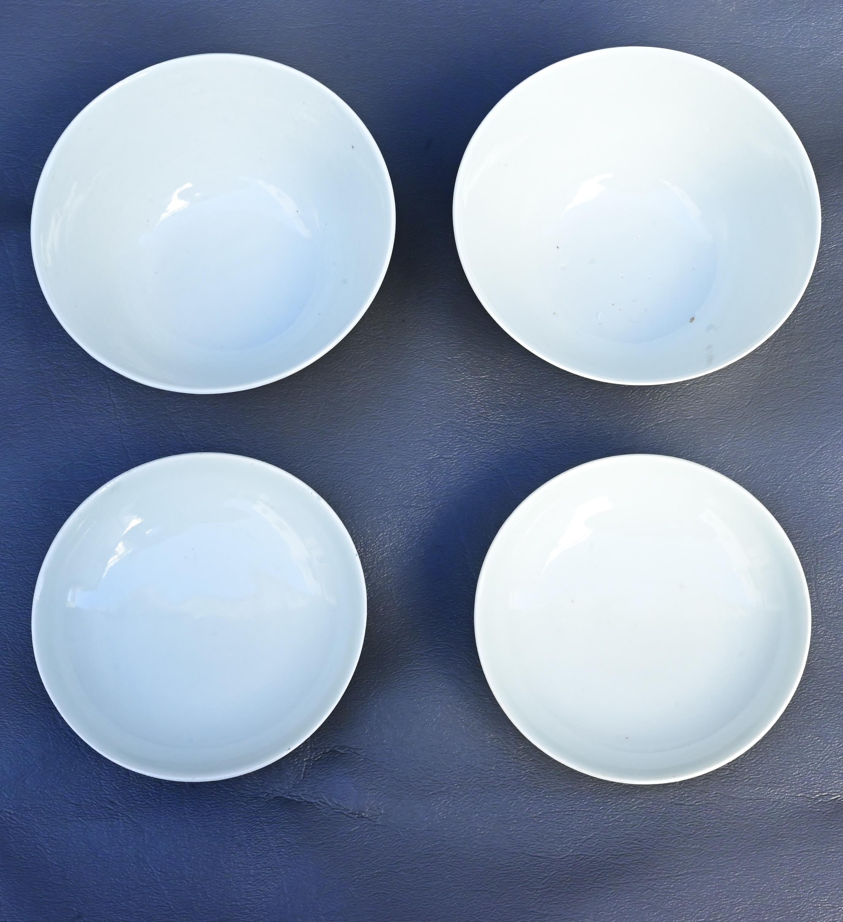 Paire de bols couverts anciens en porcelaine de Chine de la dynastie Qing - Enfants au jeu en vente 4