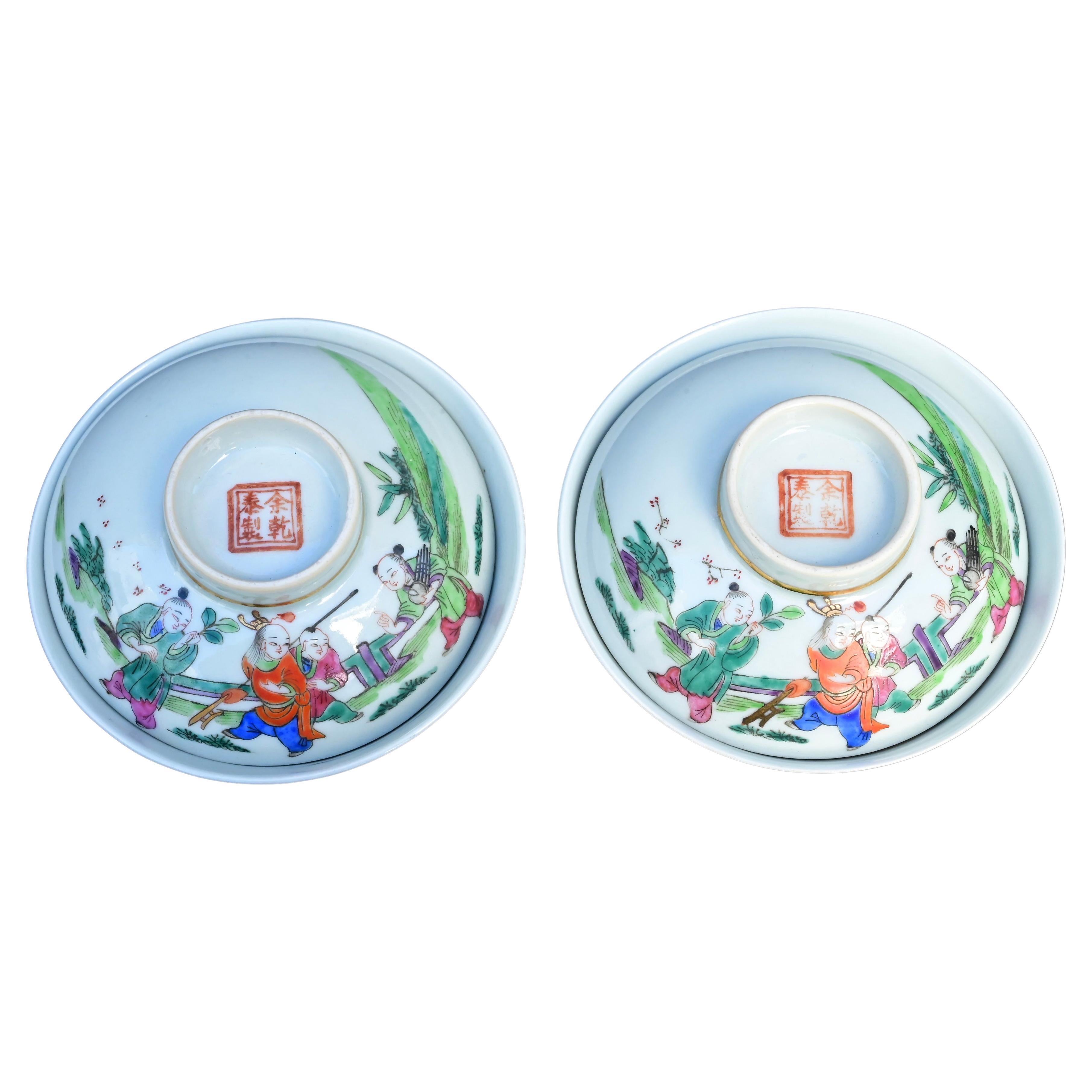 Paire de bols couverts anciens en porcelaine de Chine de la dynastie Qing - Enfants au jeu en vente