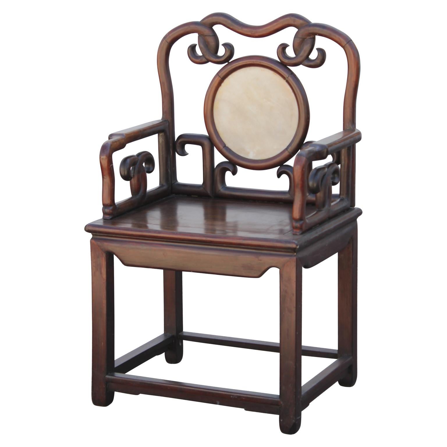 Stunning antique pair of Qing dynasty hongmu armchairs from the 1800s. These Chinese chairs are in the style of baker furniture and have carved rosewood details and a large marble plate on the back.
 
