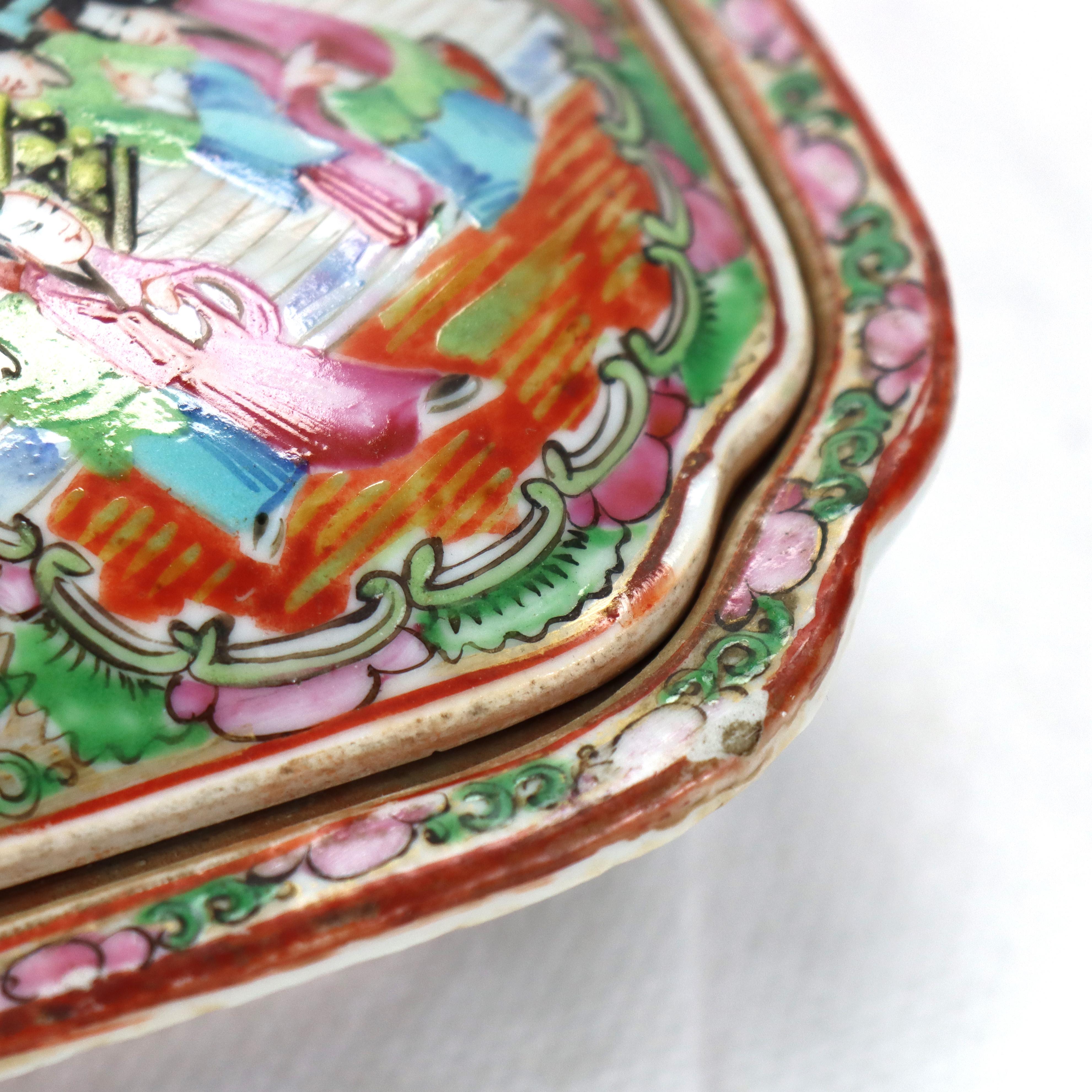 Paire de plats à légumes chinois anciens recouverts d'un médaillon en forme de rose C1900 en vente 5