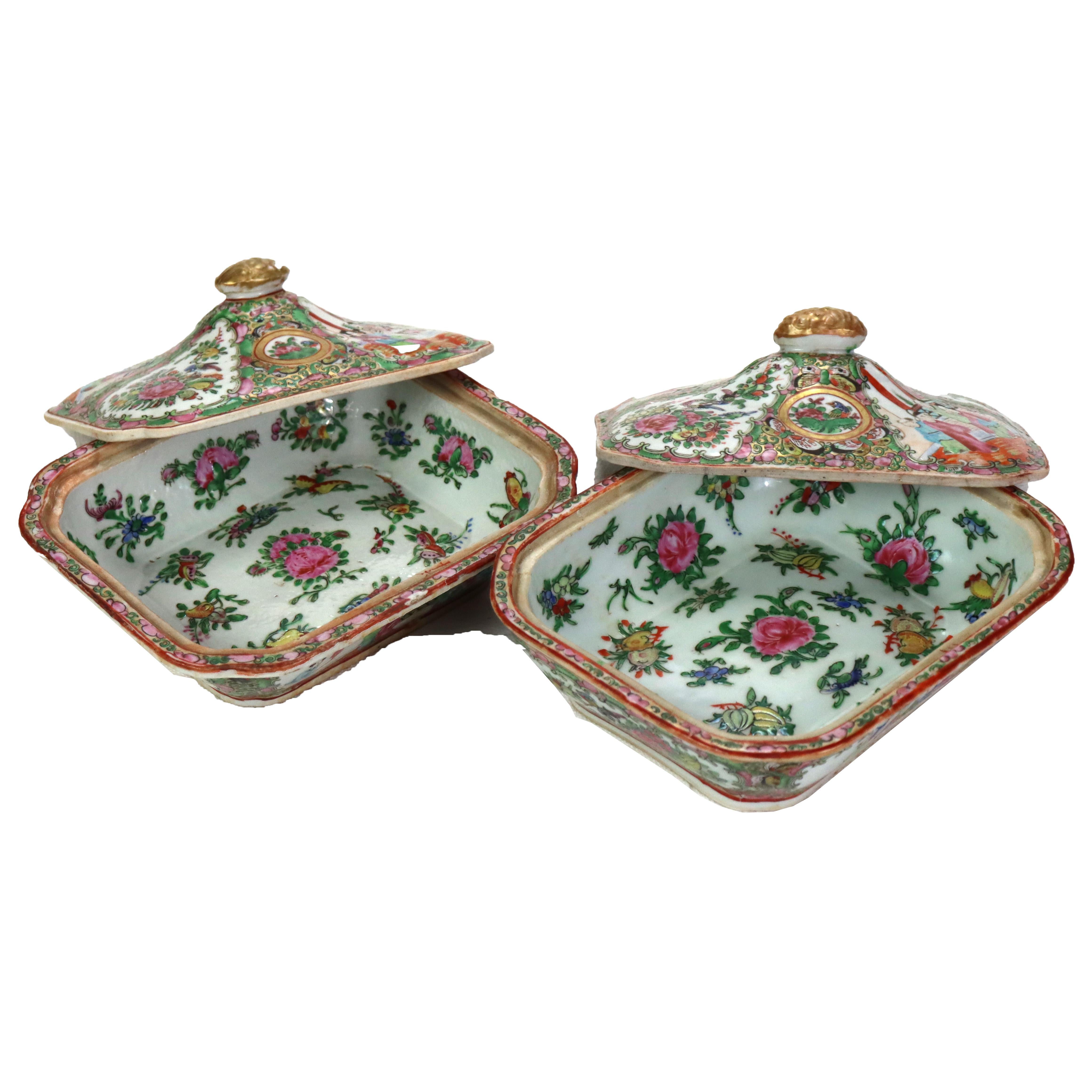 Paire d'anciens plats à légumes en porcelaine recouverts d'un médaillon en forme de rose, datant de 1900.    
Mesures - 4,5 