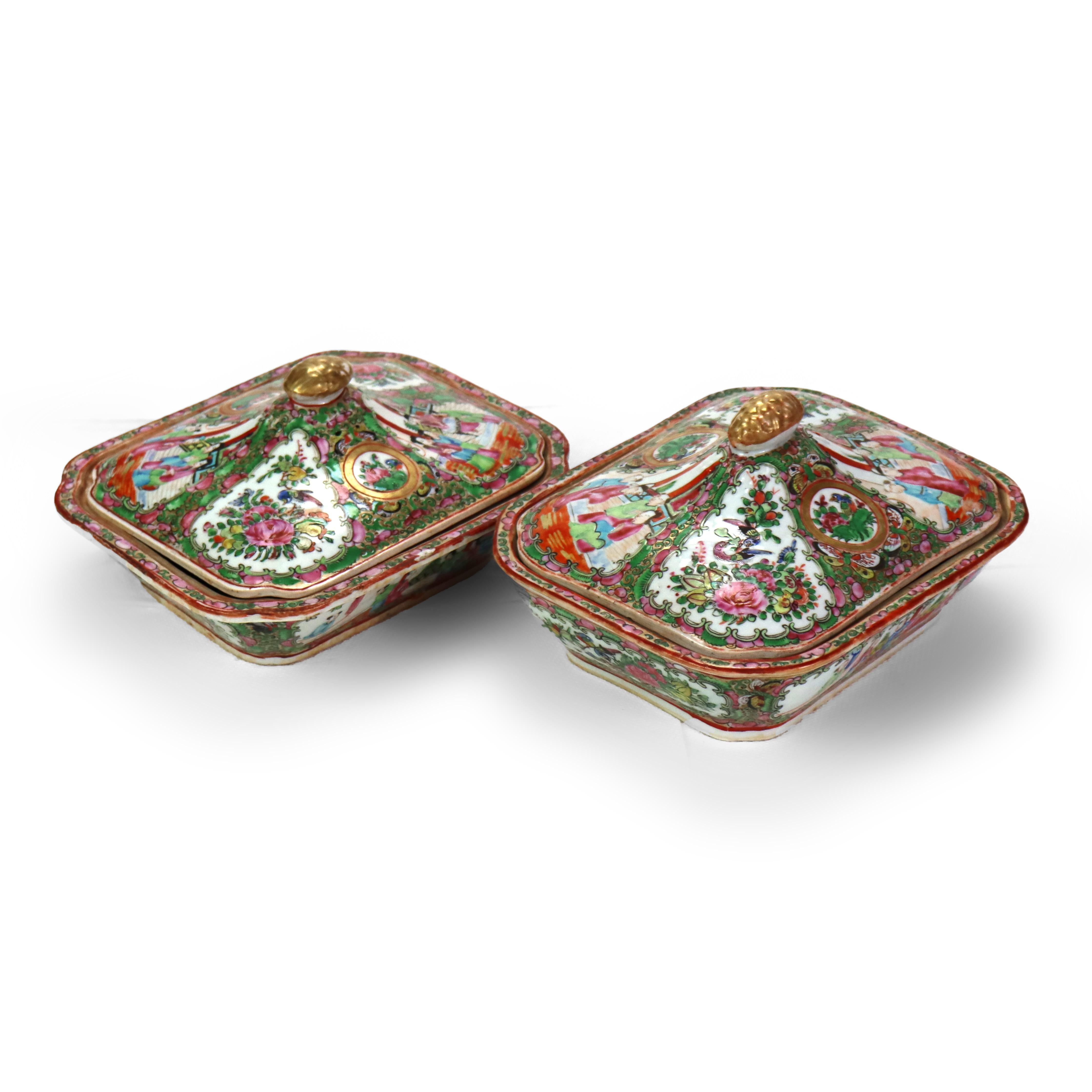 20ième siècle Paire de plats à légumes chinois anciens recouverts d'un médaillon en forme de rose C1900 en vente