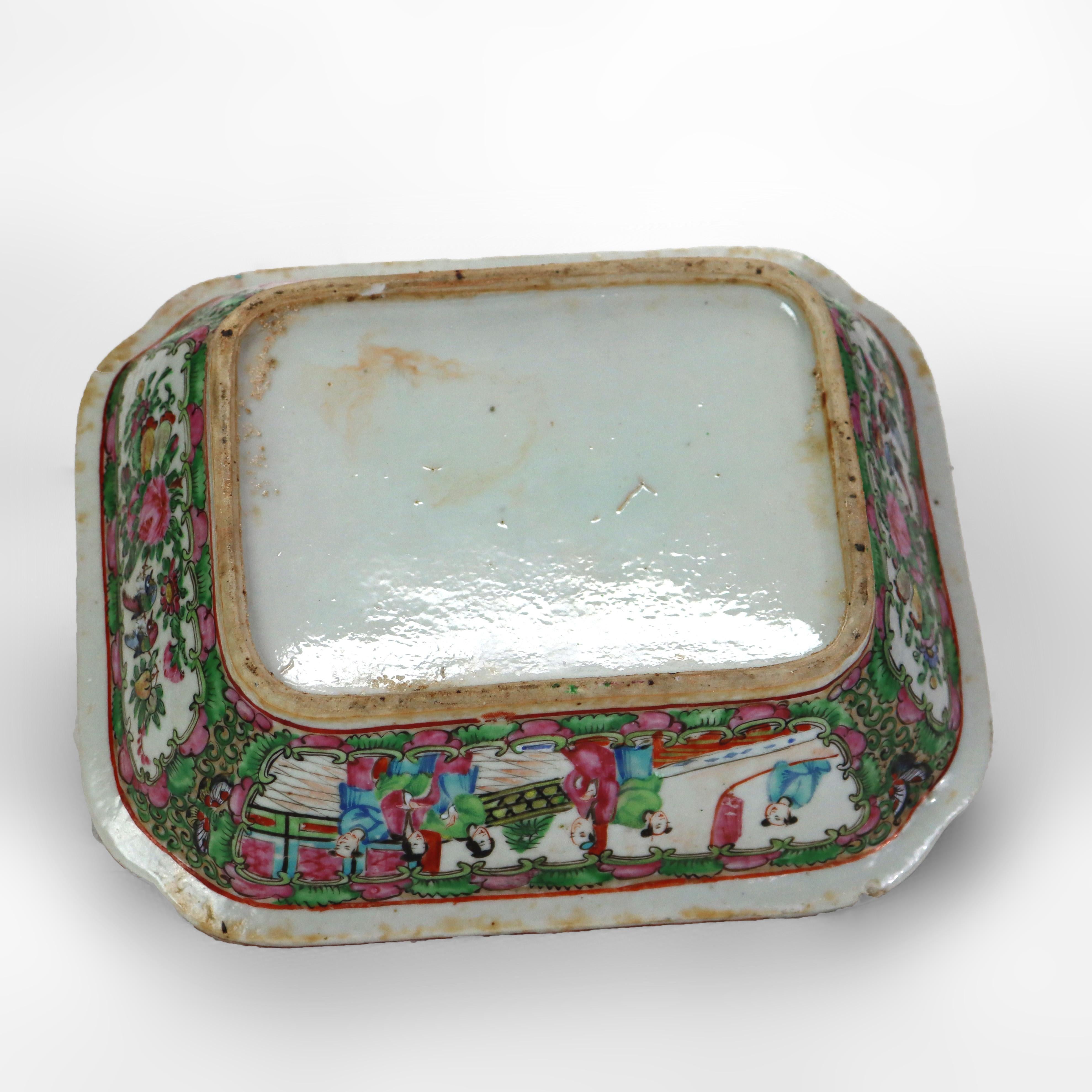 Paire de plats à légumes chinois anciens recouverts d'un médaillon en forme de rose C1900 en vente 1