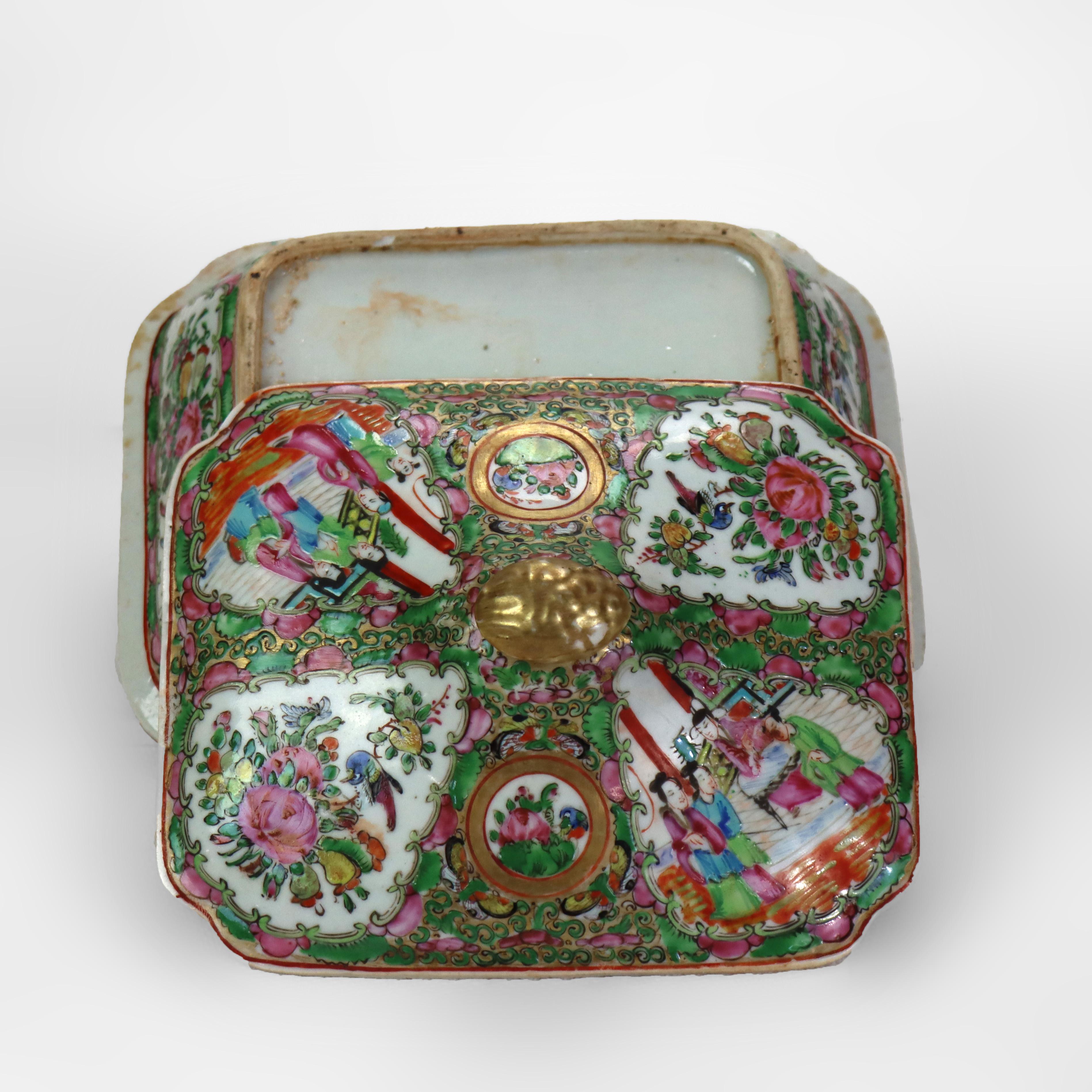 Paire de plats à légumes chinois anciens recouverts d'un médaillon en forme de rose C1900 en vente 2