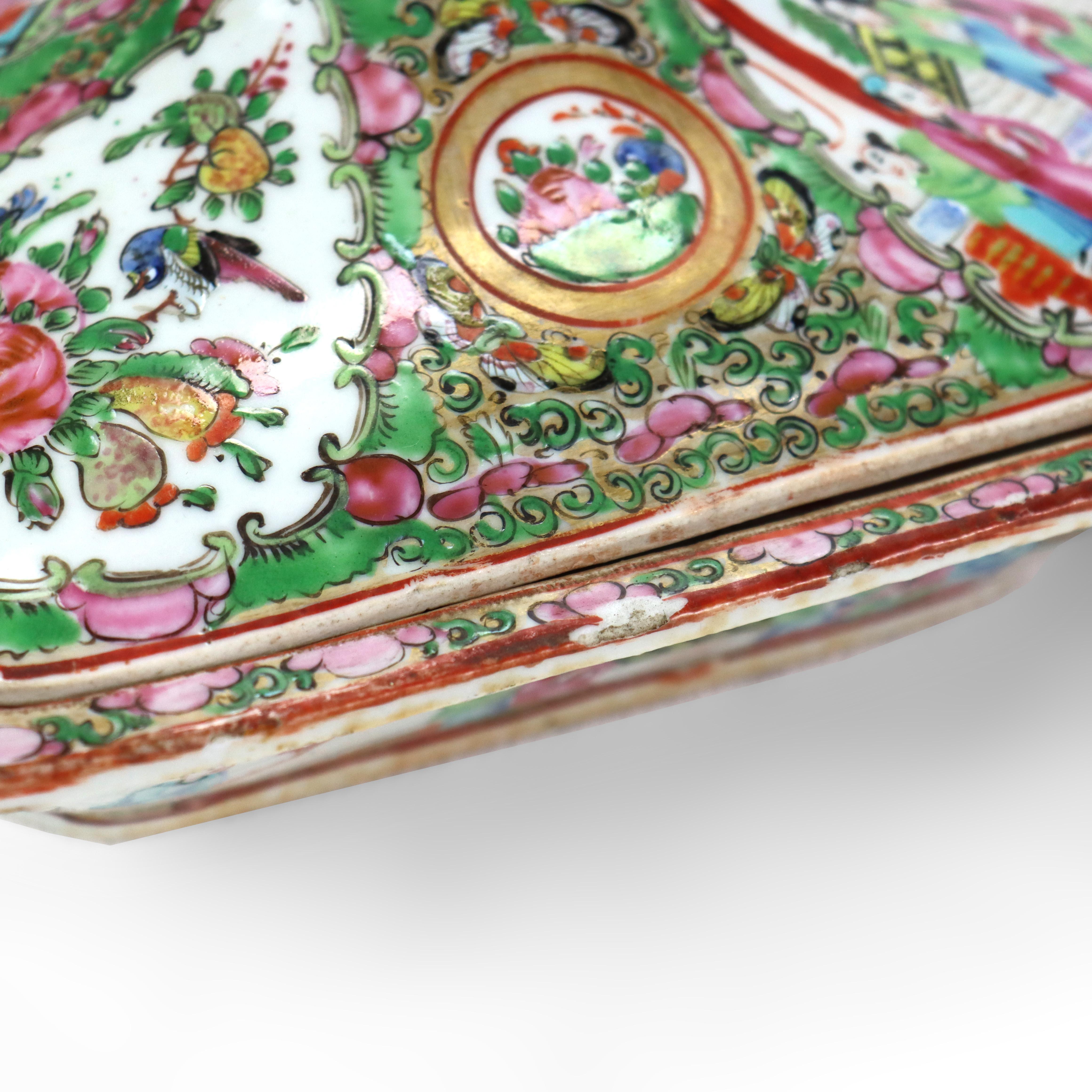 Paire de plats à légumes chinois anciens recouverts d'un médaillon en forme de rose C1900 en vente 4