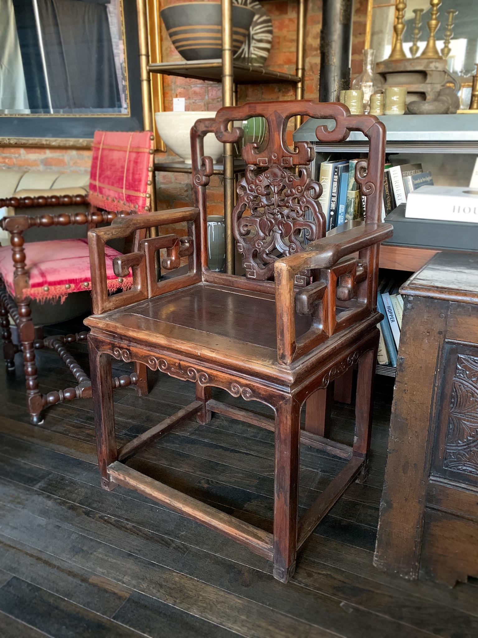 Paire de fauteuils chinois anciens en bois de rose en vente 7