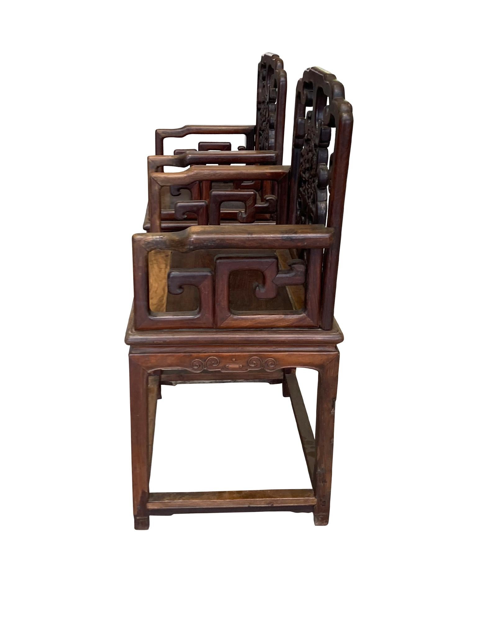 Chinois Paire de fauteuils chinois anciens en bois de rose en vente