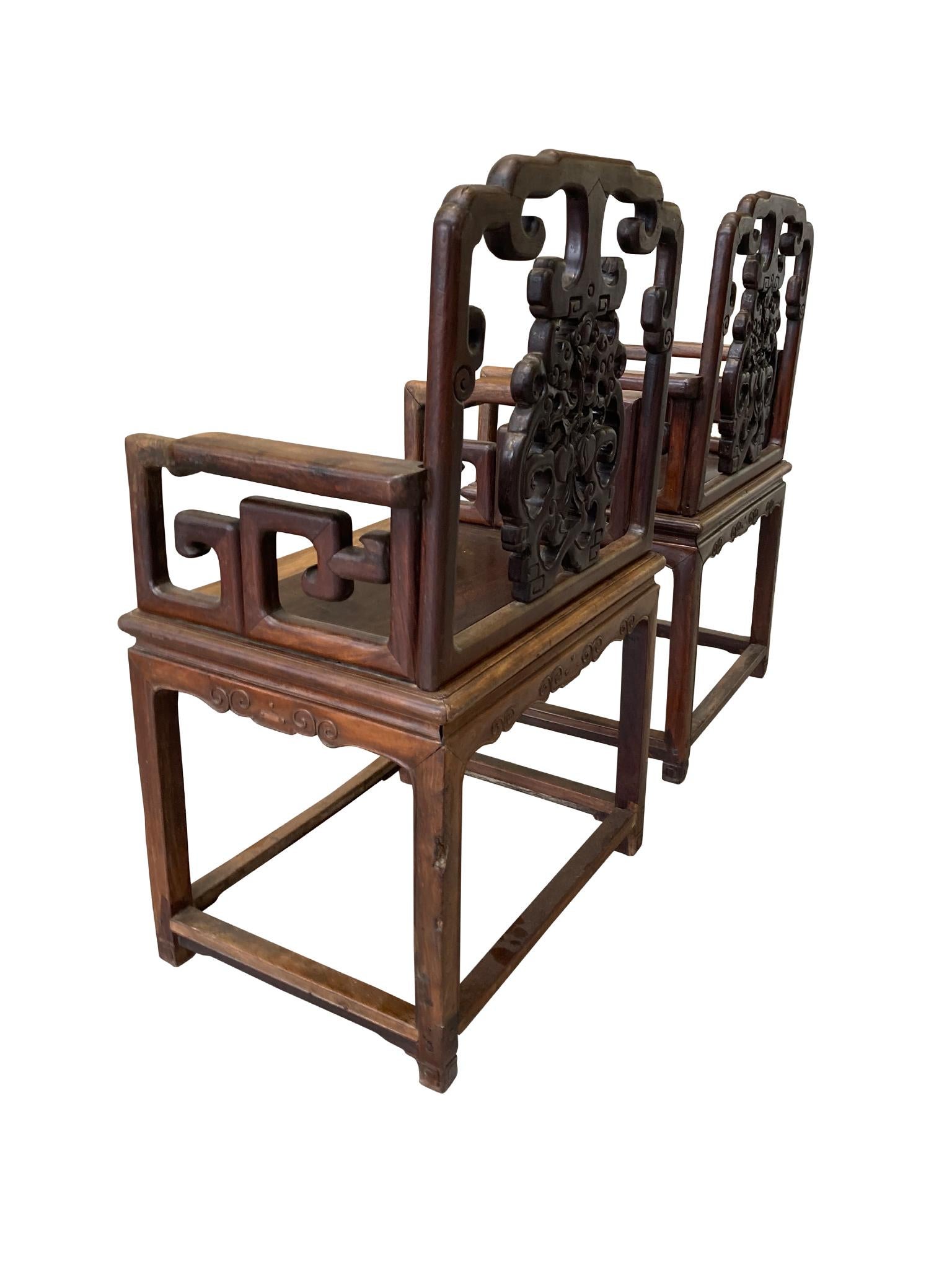 Sculpté à la main Paire de fauteuils chinois anciens en bois de rose en vente