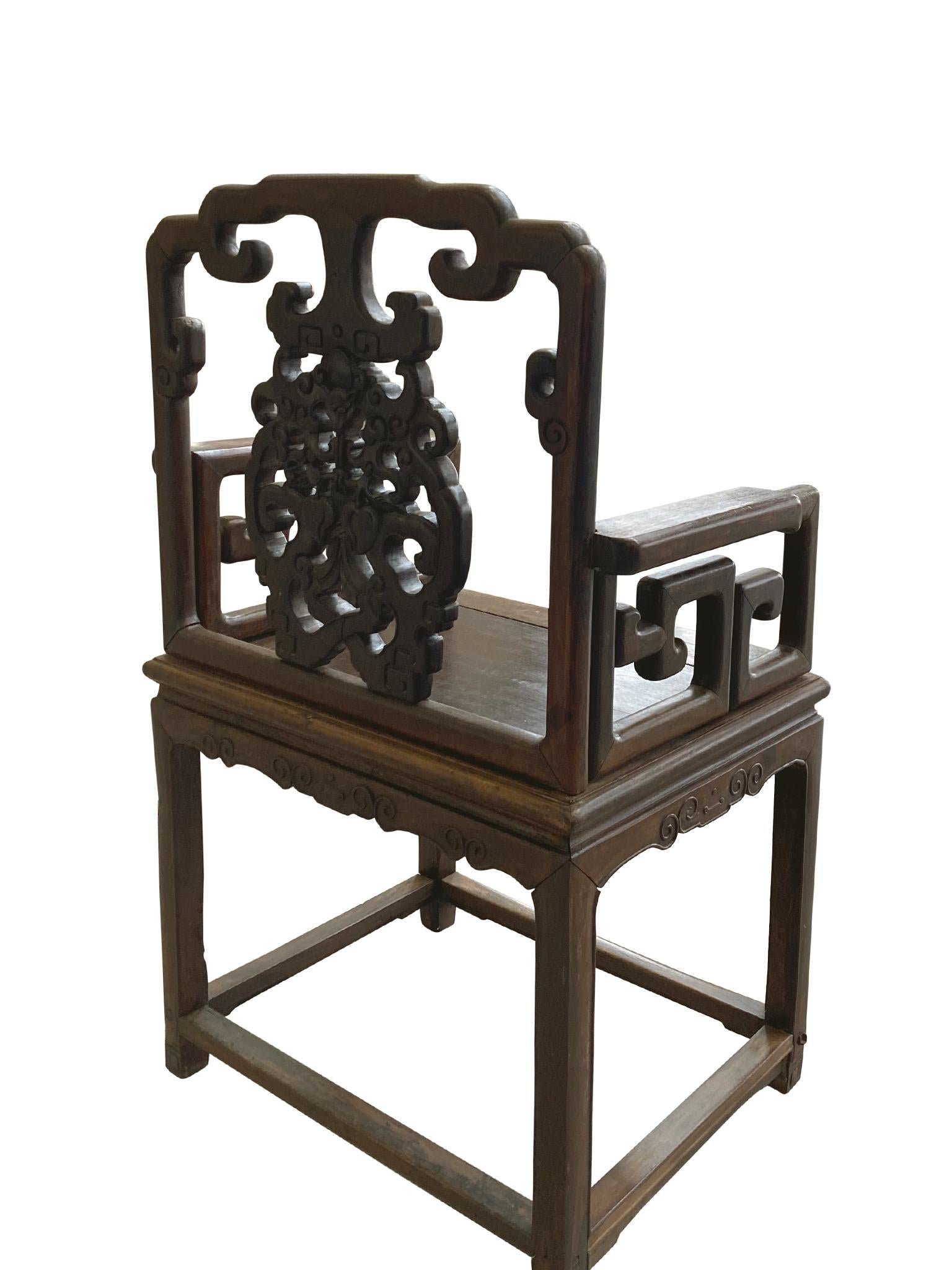 Bois de rose Paire de fauteuils chinois anciens en bois de rose en vente