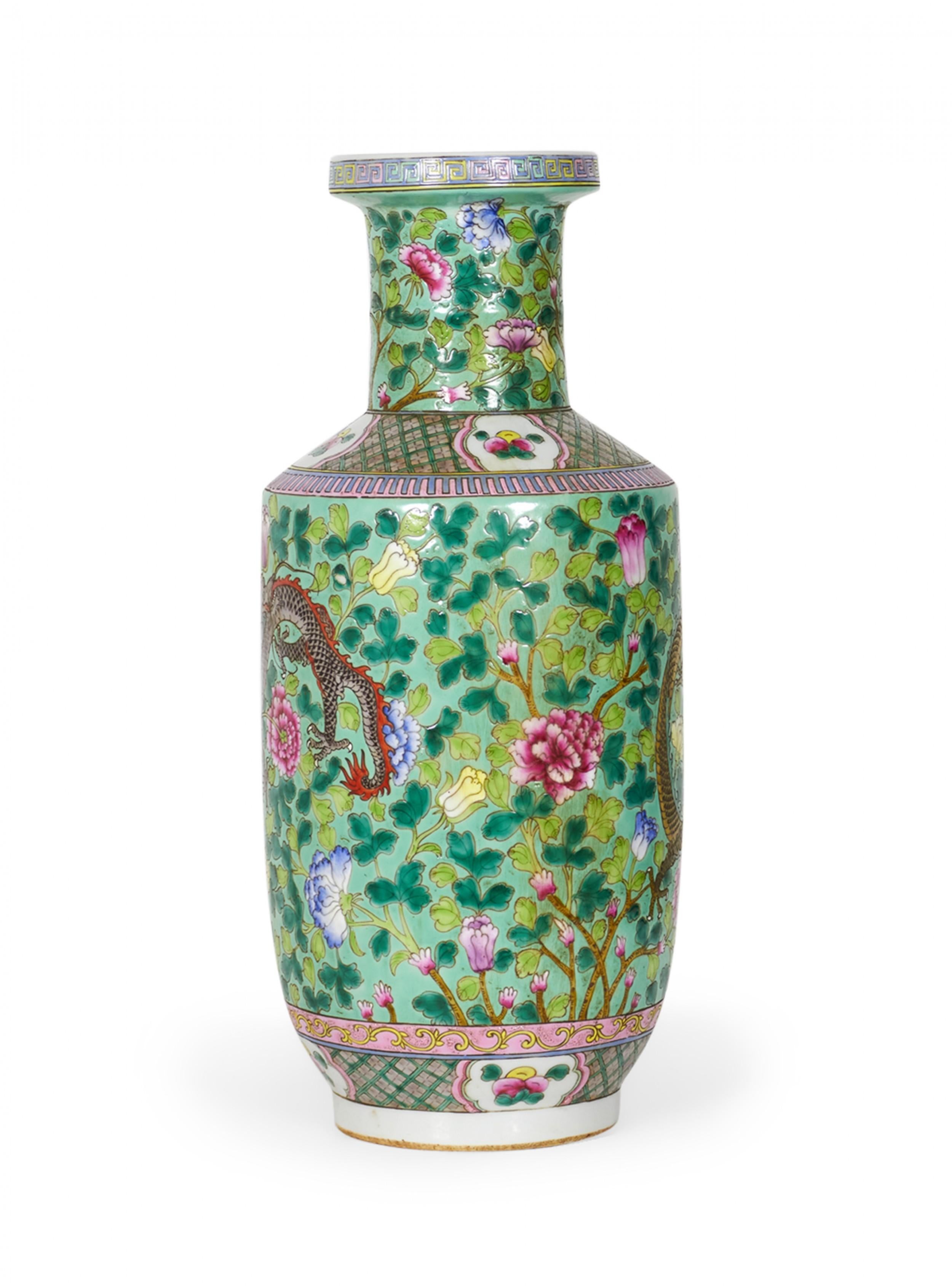 Paire de vases chinois anciens en porcelaine de forme rouleau, à motif de feuillage vert en vente 2