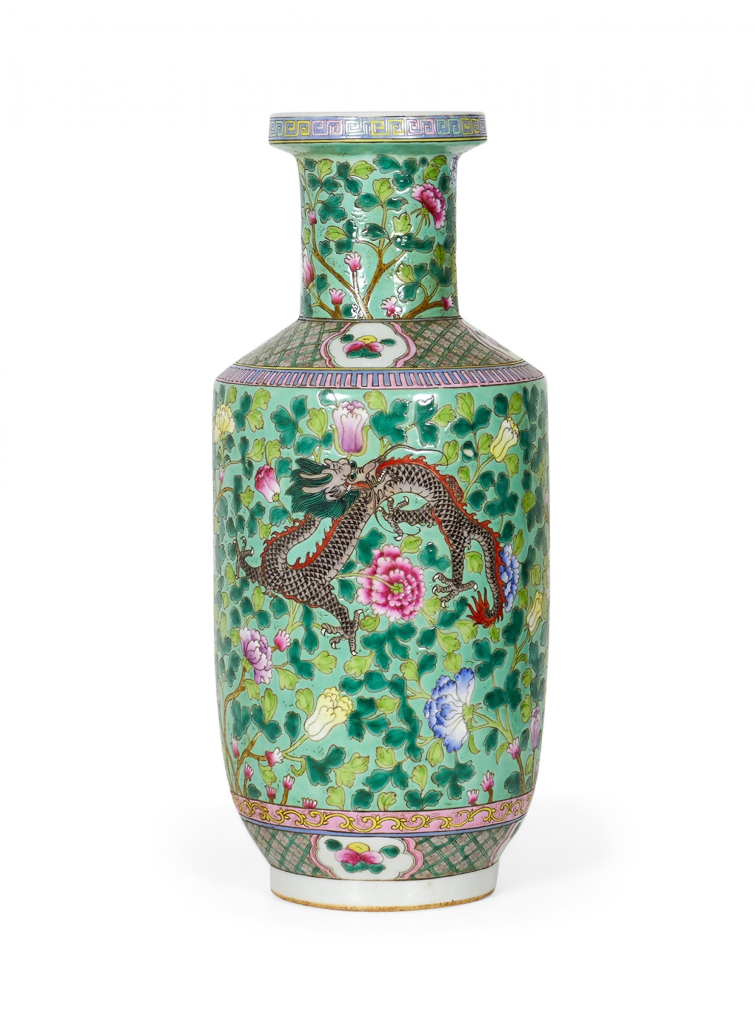 PAIRE de vases anciens en porcelaine de Chine (fin du 19e siècle-début du 20e siècle) de forme rouleau avec un motif représentant des branches poussant sur un fond vert verdoyant avec des fleurs roses. (PRIX PAR PAIRE)

Condit : Bon ; Usures dues à