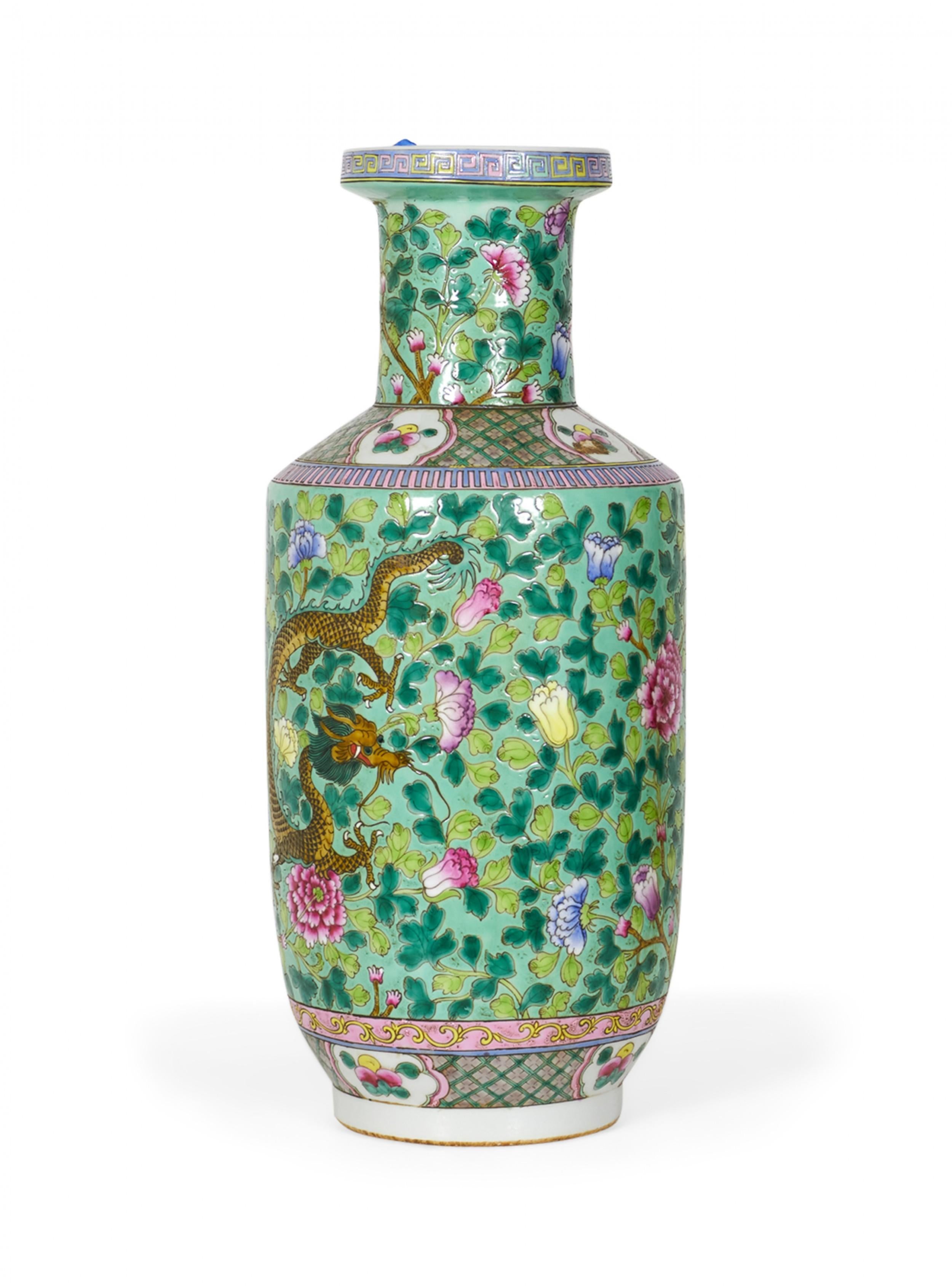 Exportation chinoise Paire de vases chinois anciens en porcelaine de forme rouleau, à motif de feuillage vert en vente
