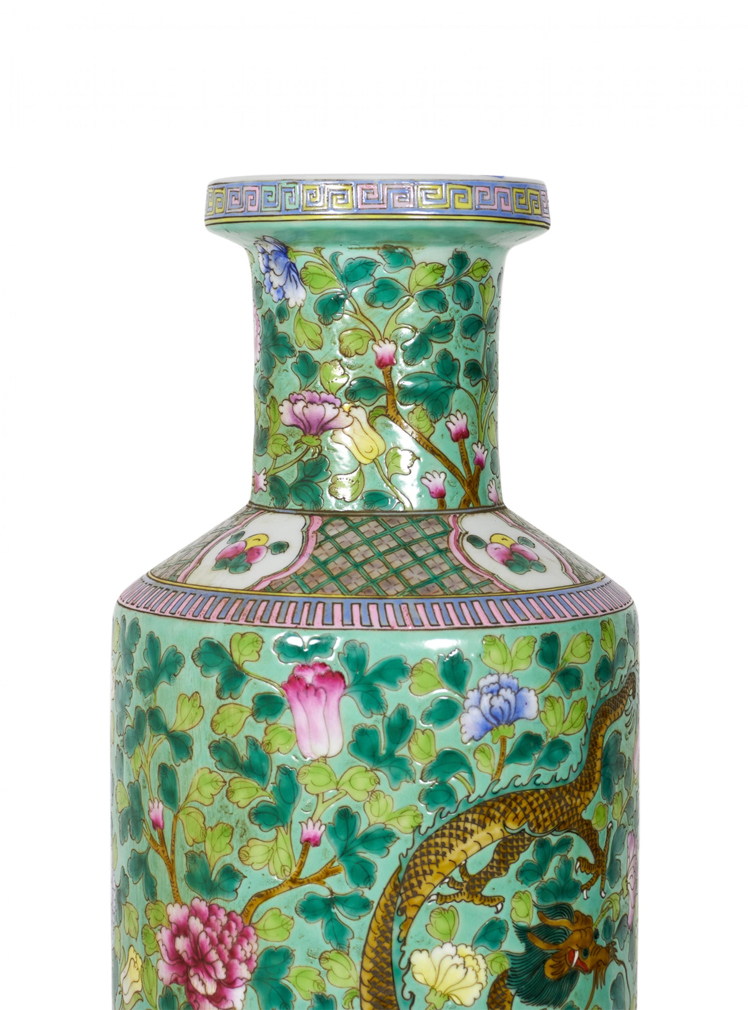 Chinois Paire de vases chinois anciens en porcelaine de forme rouleau, à motif de feuillage vert en vente