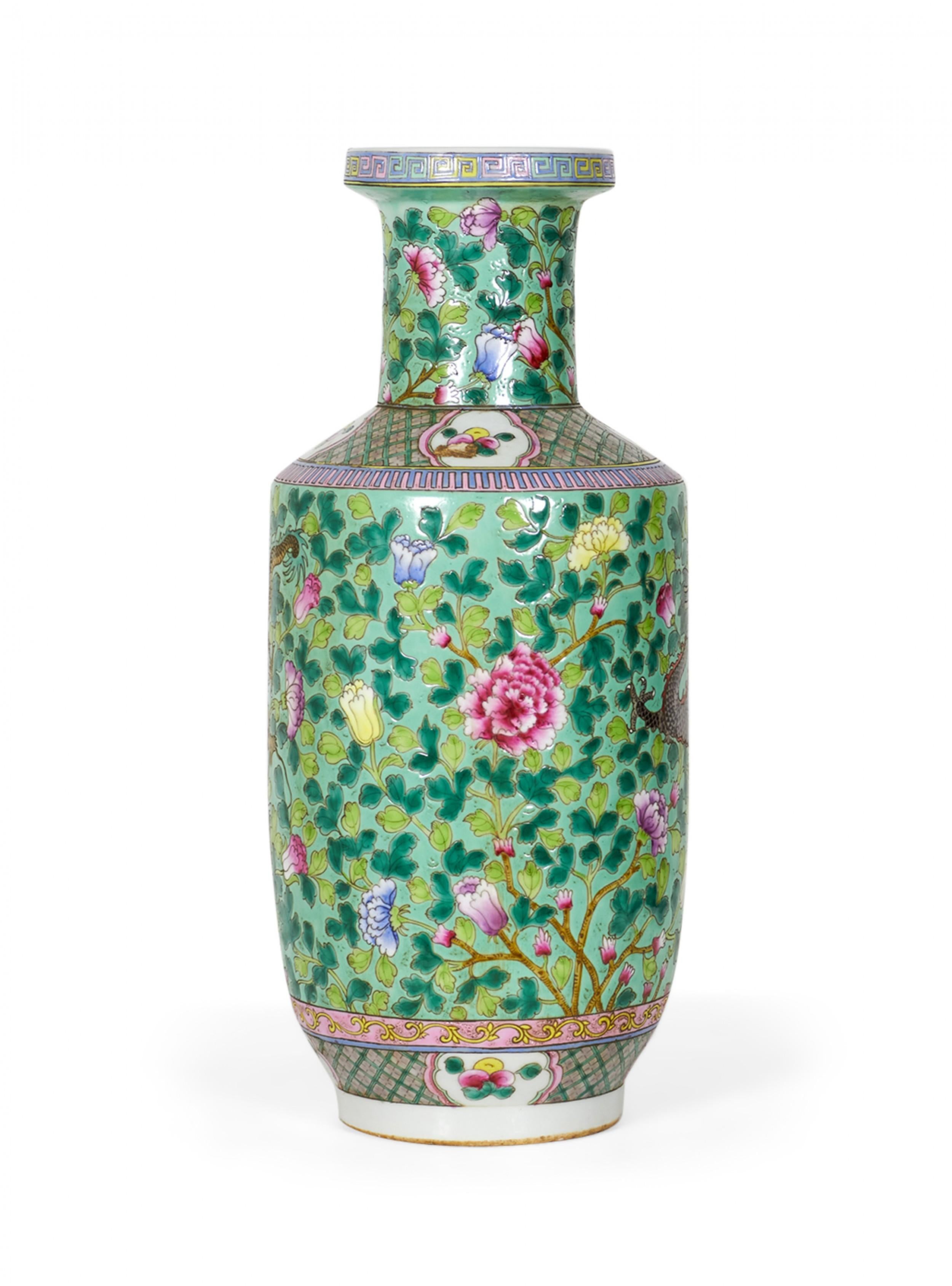 Fait main Paire de vases chinois anciens en porcelaine de forme rouleau, à motif de feuillage vert en vente