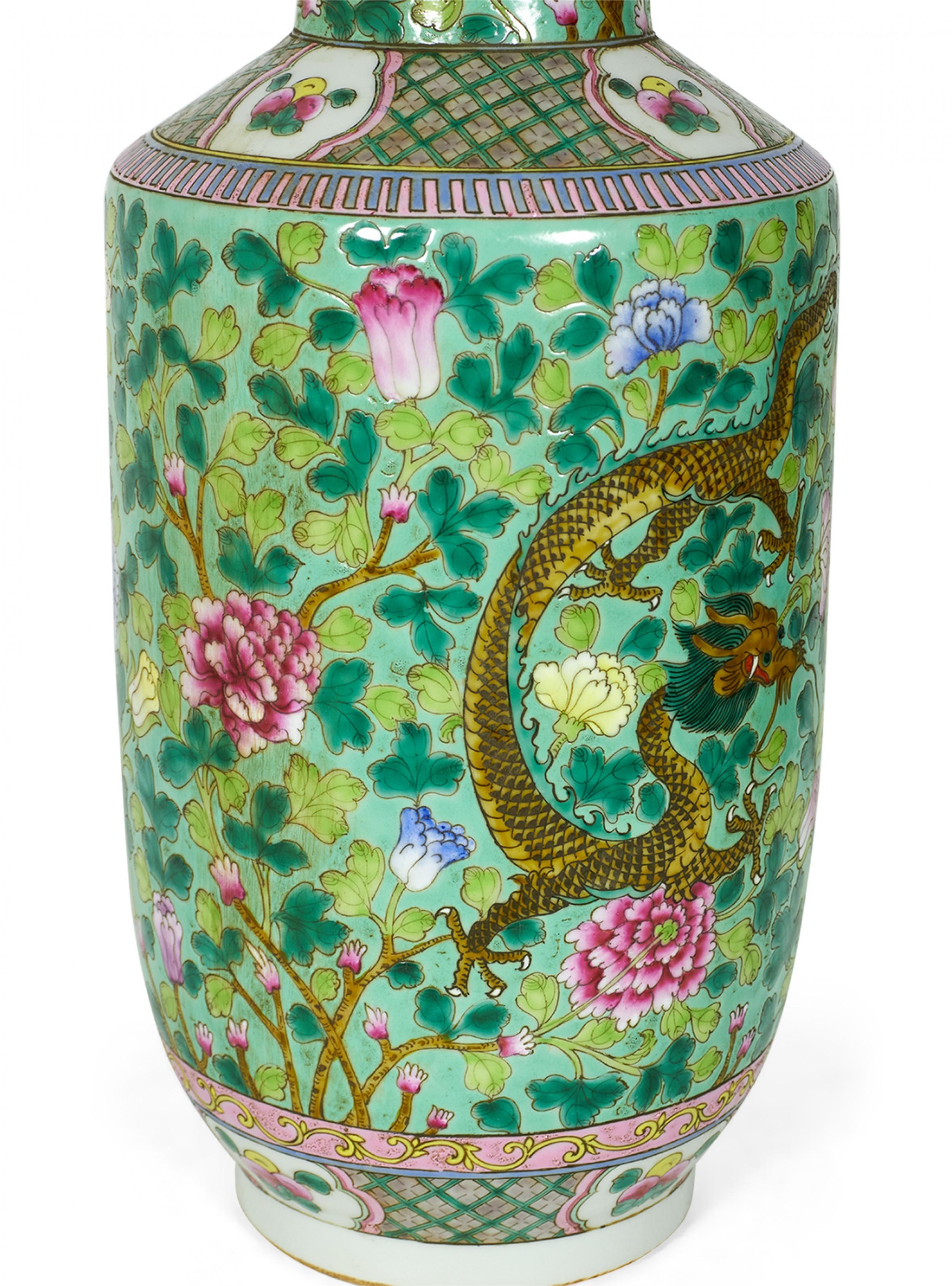Paire de vases chinois anciens en porcelaine de forme rouleau, à motif de feuillage vert Bon état - En vente à Queens, NY