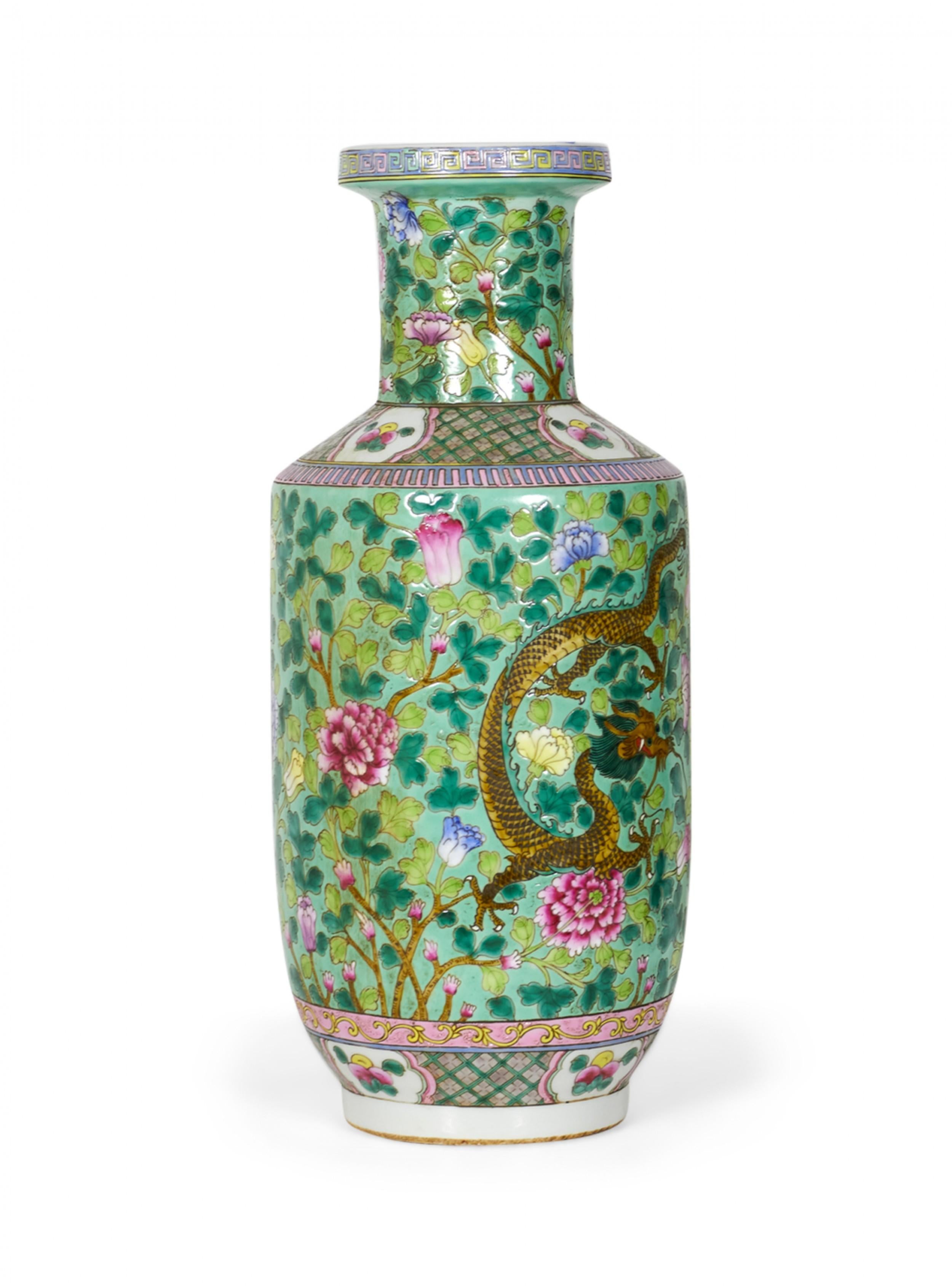 XIXe siècle Paire de vases chinois anciens en porcelaine de forme rouleau, à motif de feuillage vert en vente