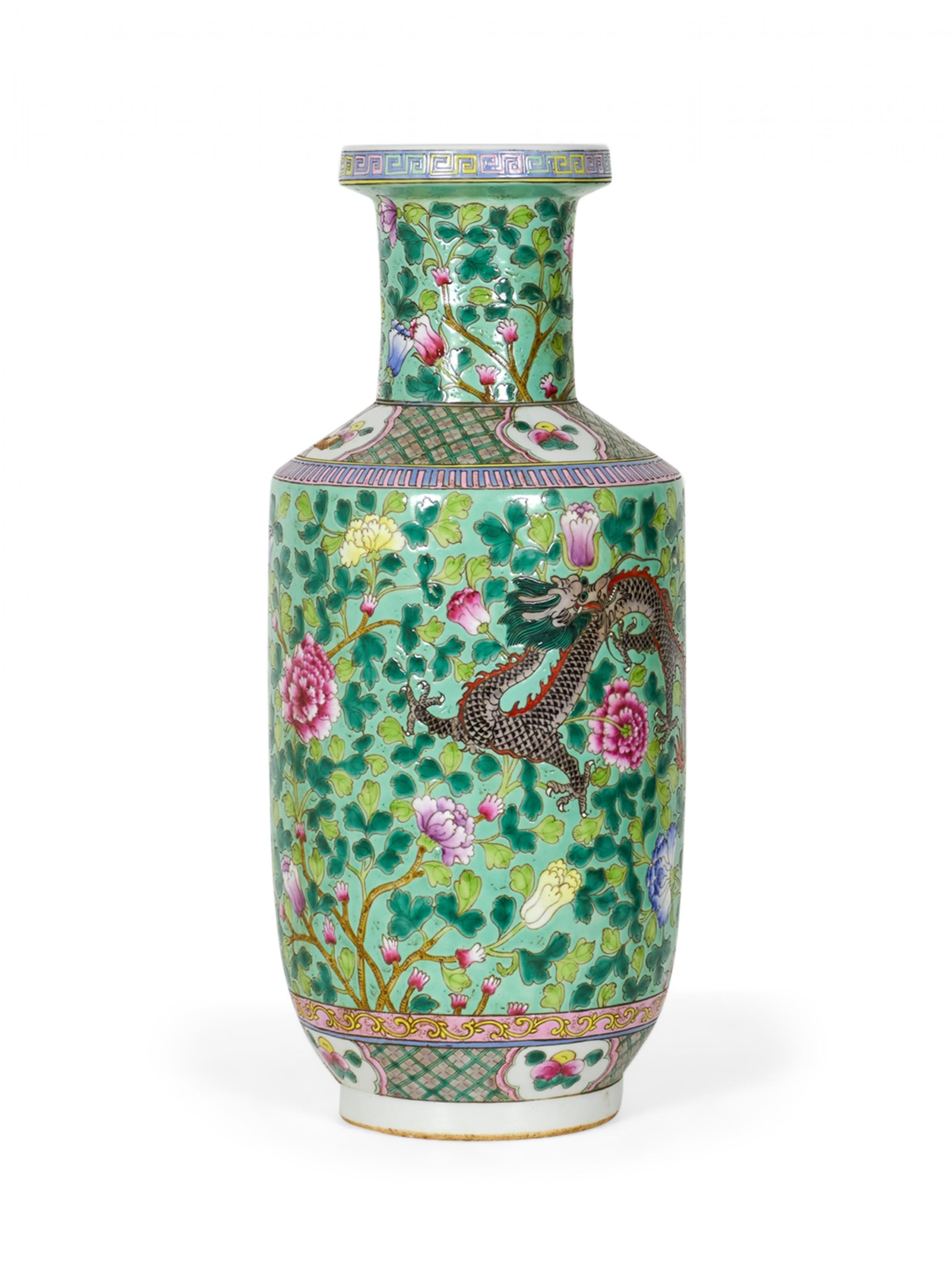 Porcelaine Paire de vases chinois anciens en porcelaine de forme rouleau, à motif de feuillage vert en vente