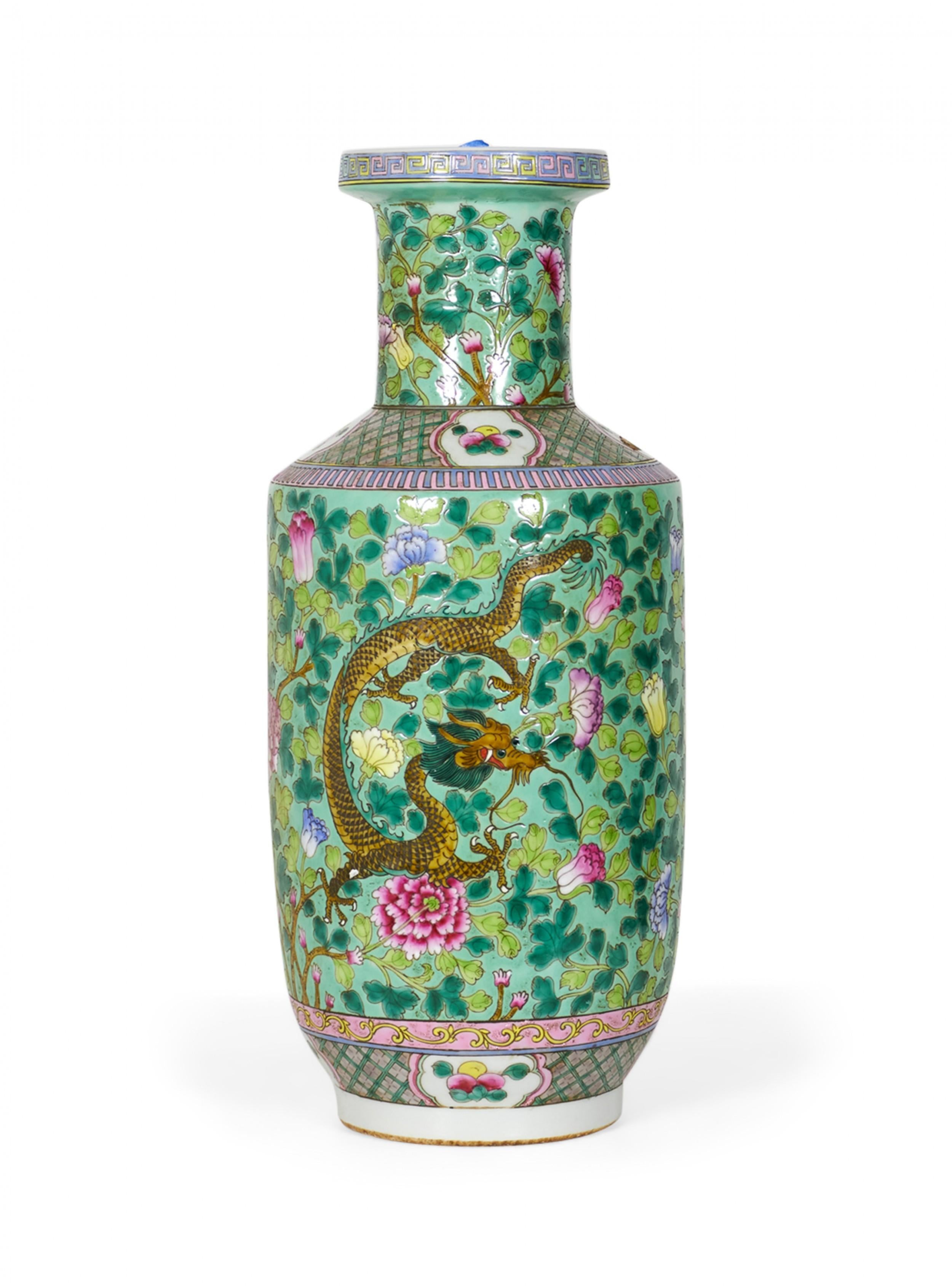 Paire de vases chinois anciens en porcelaine de forme rouleau, à motif de feuillage vert en vente 1