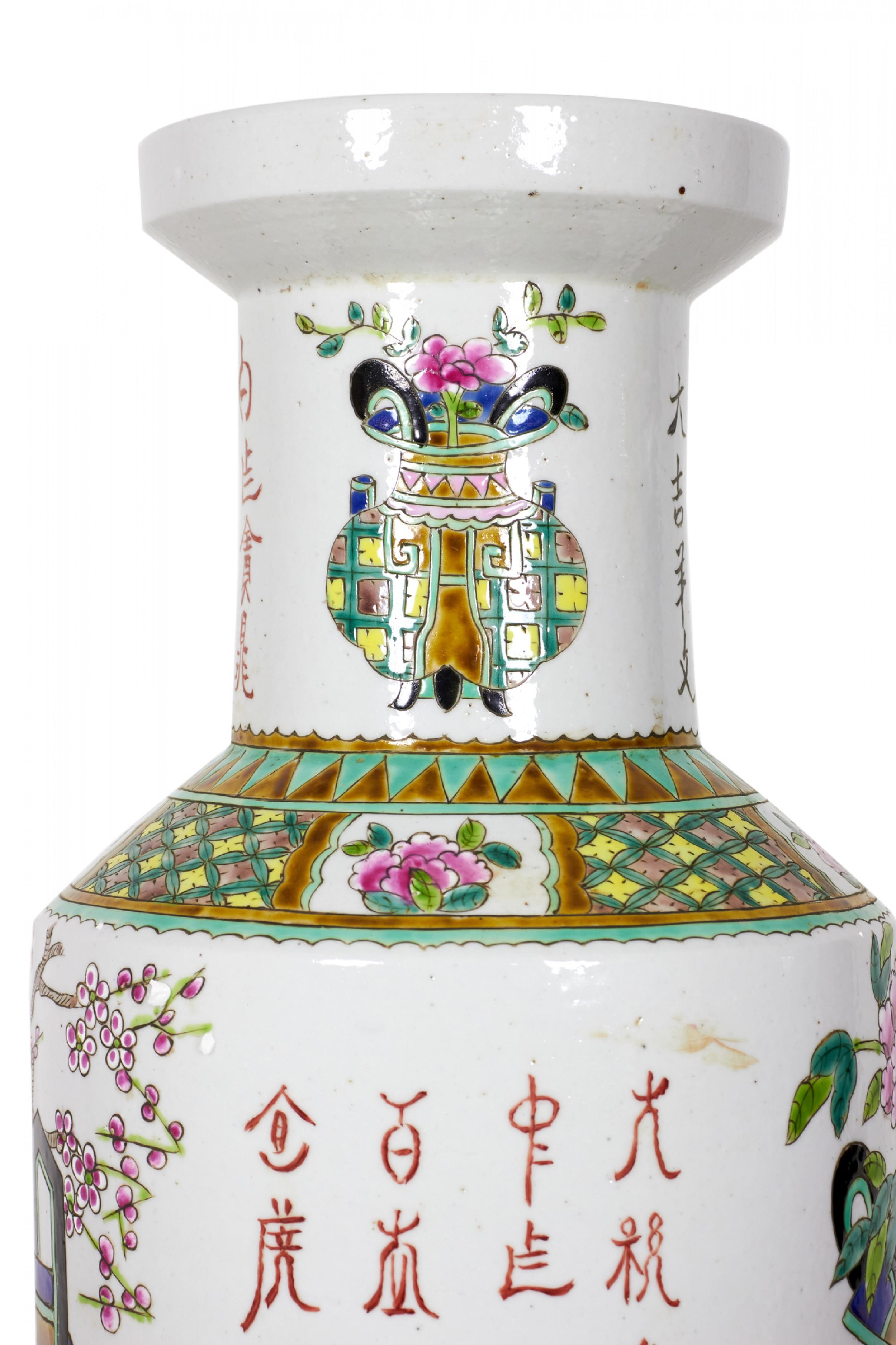 COPPIA di vasi antichi cinesi (fine XIX-inizio XX secolo) in porcellana con forme rouleau e un disegno che raffigura alberi in vaso con caratteri che si estendono sul collo. (PREZZO IN COPPIA)