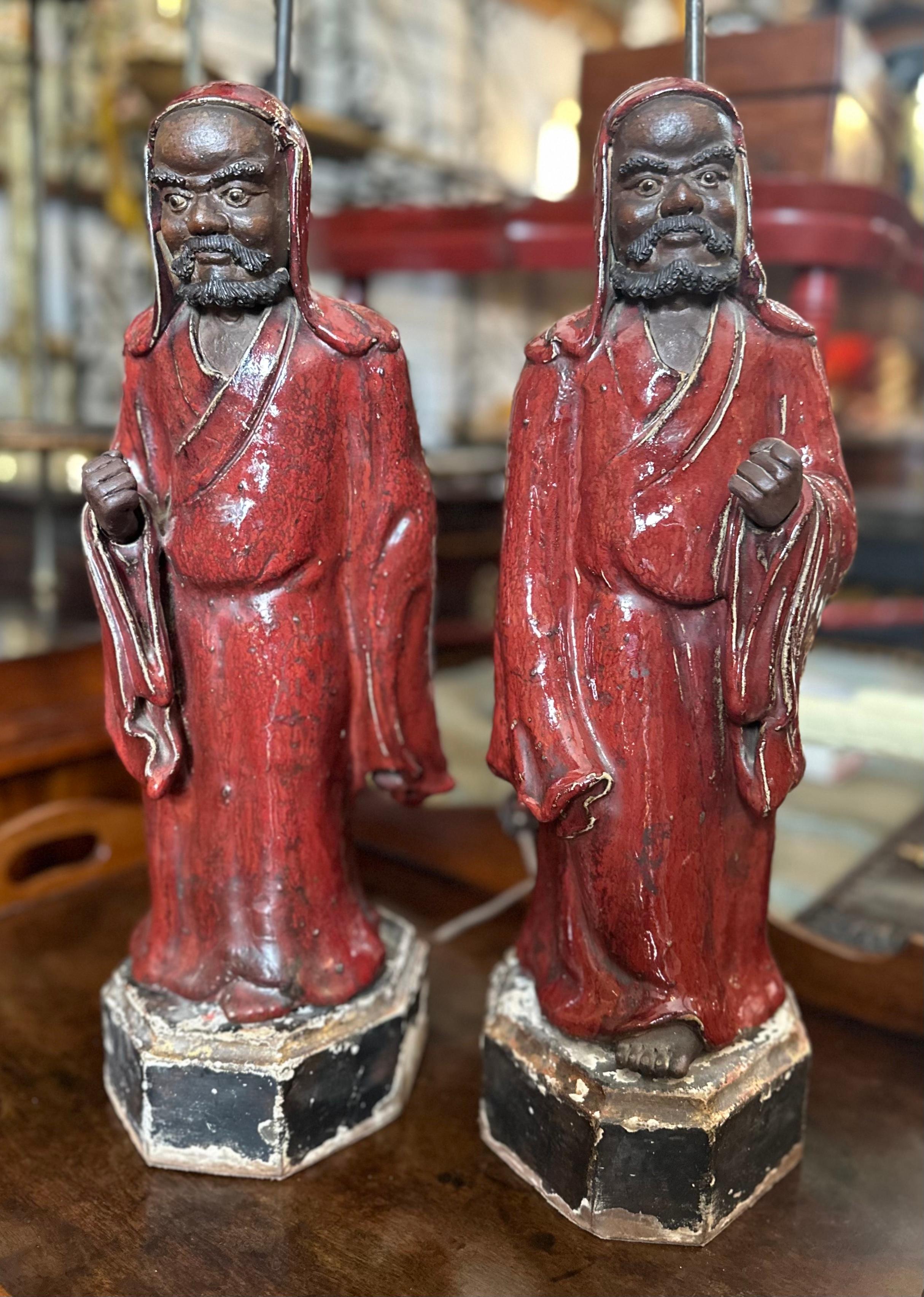Ming Paire de lampes de statue chinoises anciennes en poterie de Shiwan Ware  en vente