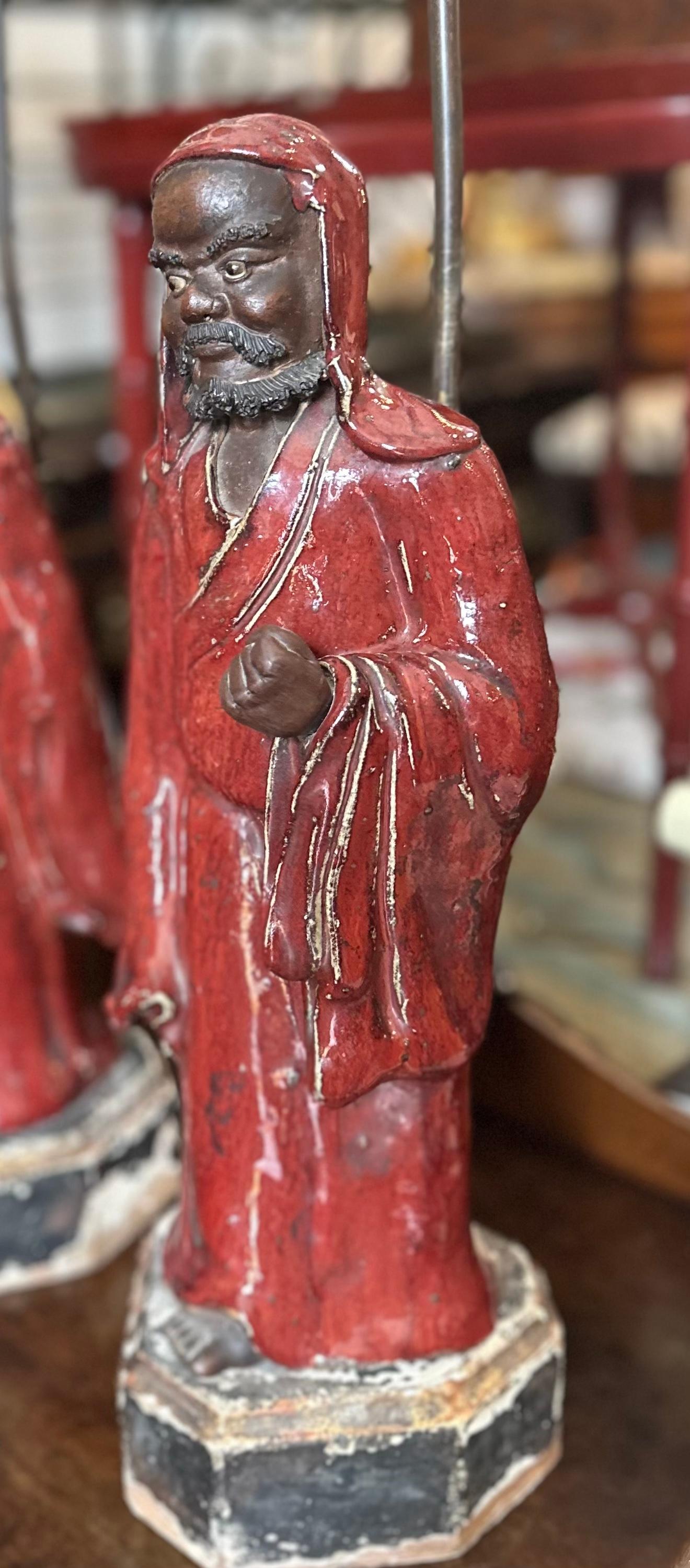 Paar antike chinesische Shiwan-Ware-Töpferwaren-Statue-Lampen aus Keramik  im Zustand „Gut“ im Angebot in LOS ANGELES, CA