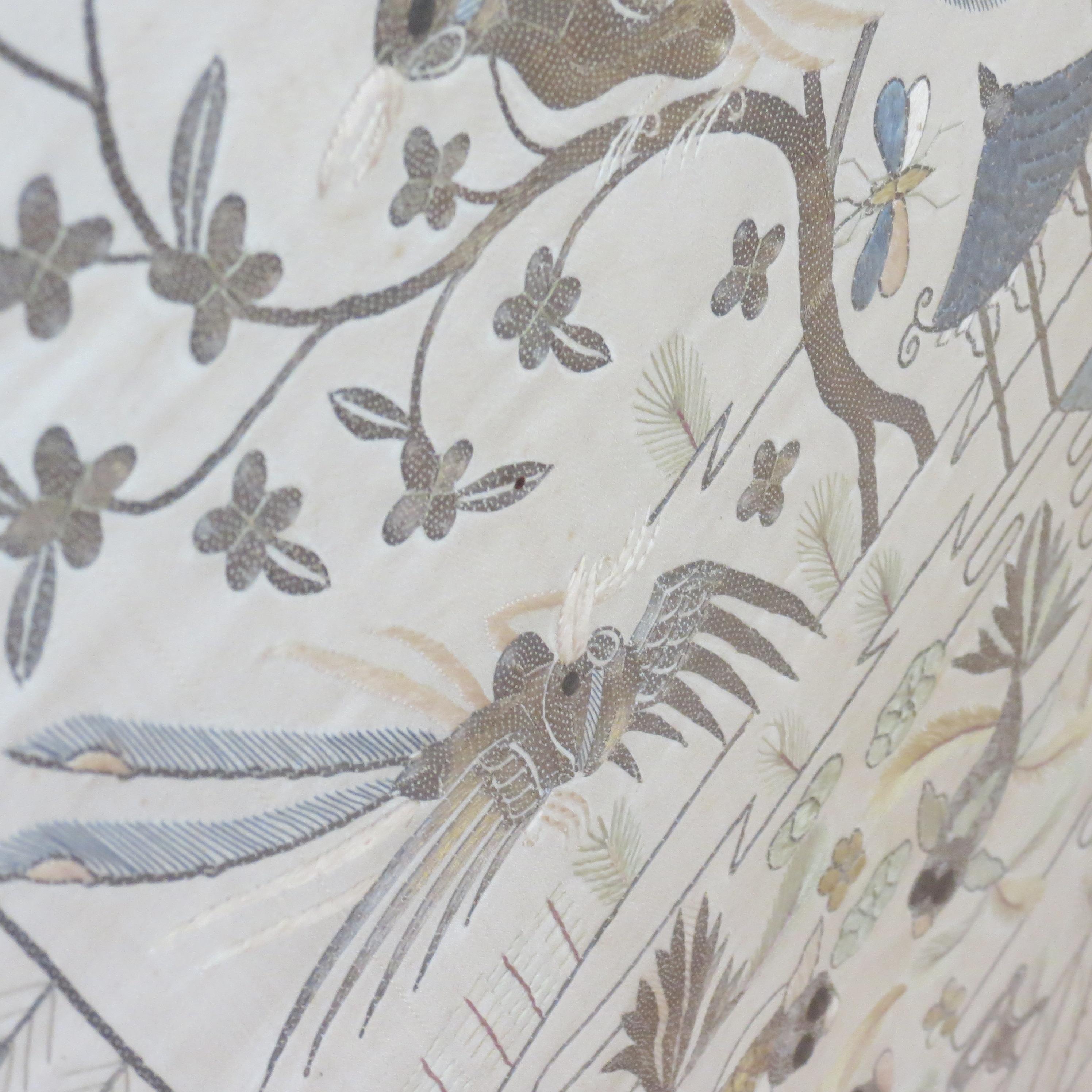 Paire de tapisseries chinoises anciennes en soie et fil métallique 1900 Carpes Koï en vente 4