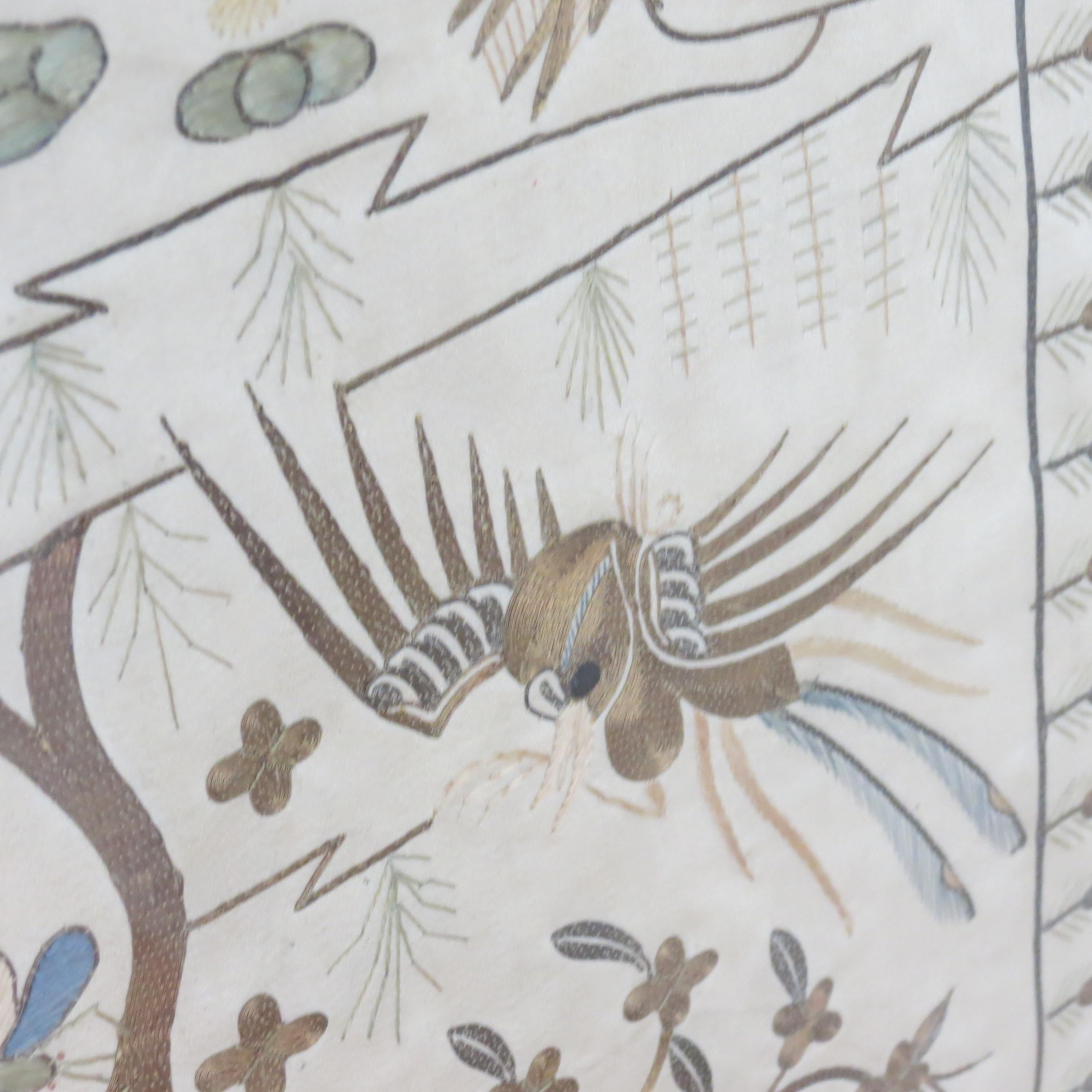 Paire de tapisseries chinoises anciennes en soie et fil métallique 1900 Carpes Koï en vente 6