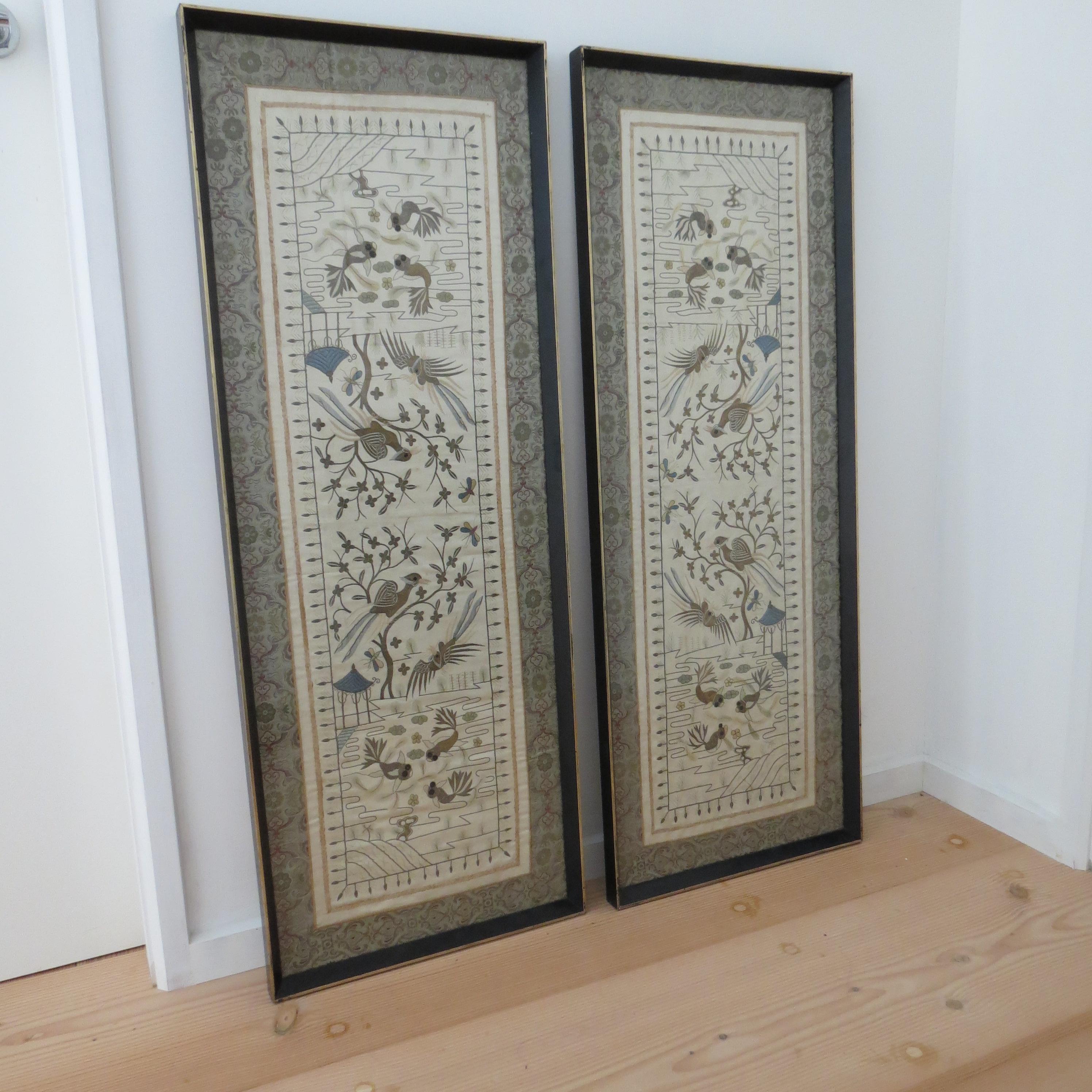 Paire de magnifiques tapisseries chinoises anciennes en soie datant du début des années 1900.
Tapisseries d'excellente qualité et très bien exécutées, en soie avec fils métalliques et fils de soie représentant des scènes d'oiseaux et de carpes Koï. 