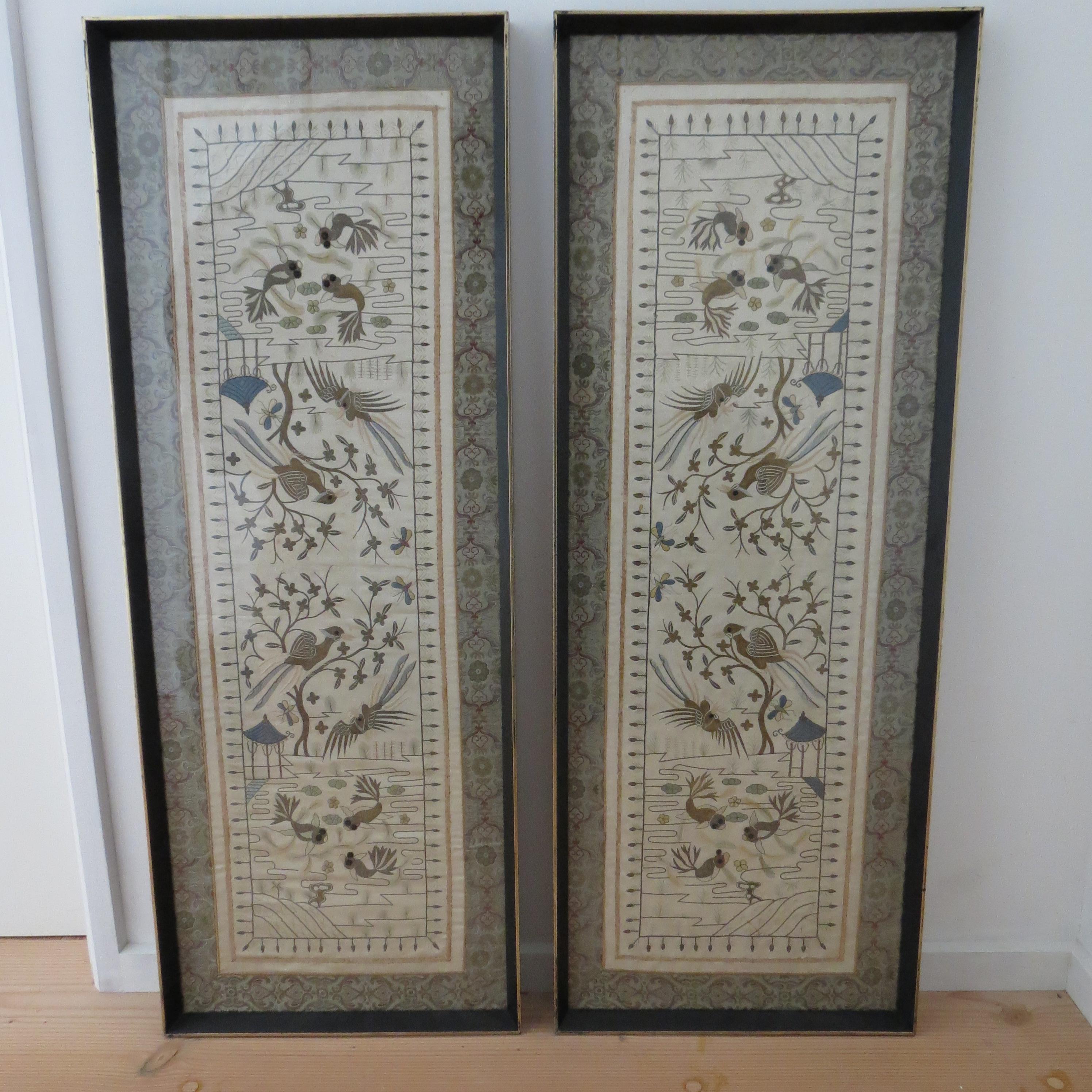 Chinois Paire de tapisseries chinoises anciennes en soie et fil métallique 1900 Carpes Koï en vente