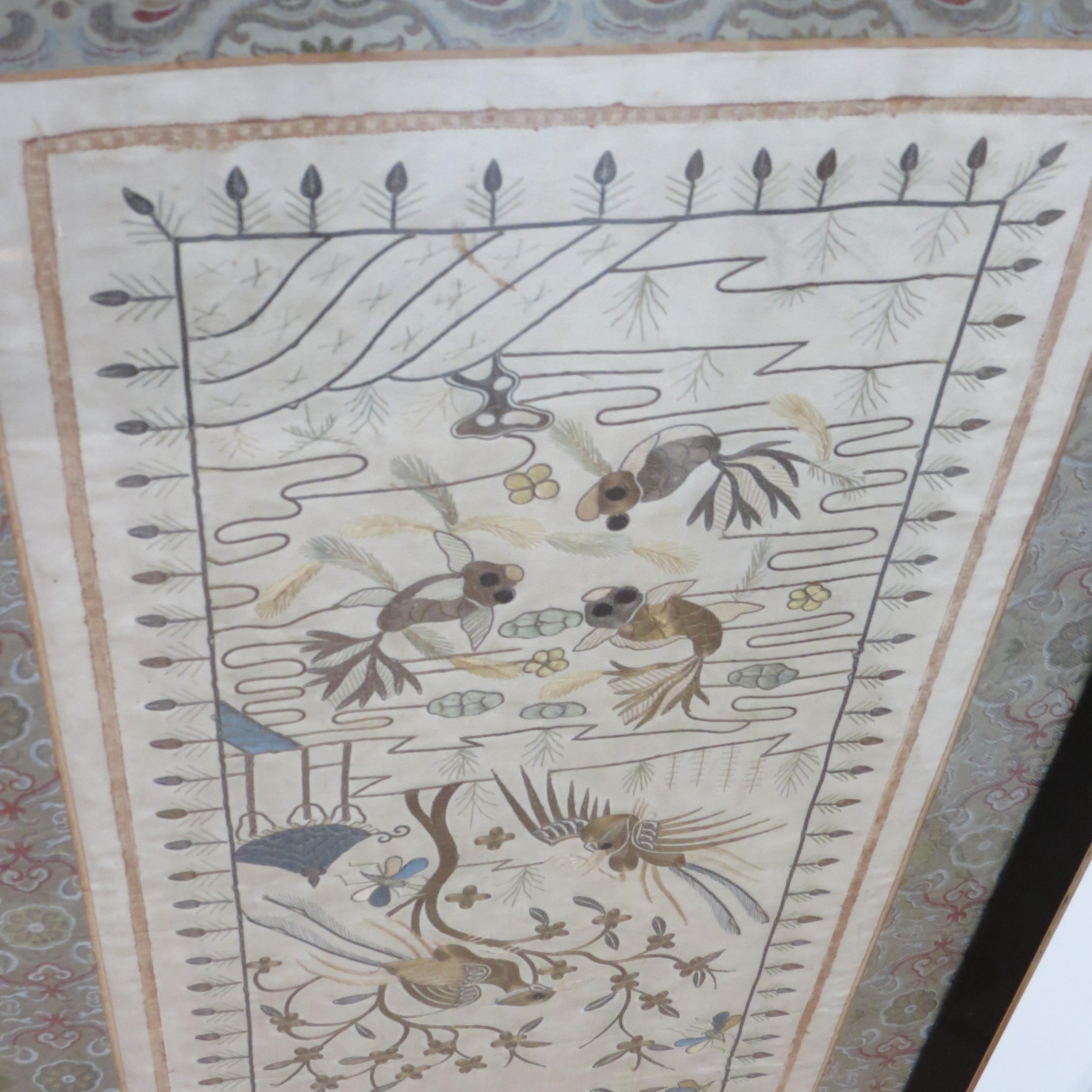 Soie Paire de tapisseries chinoises anciennes en soie et fil métallique 1900 Carpes Koï en vente
