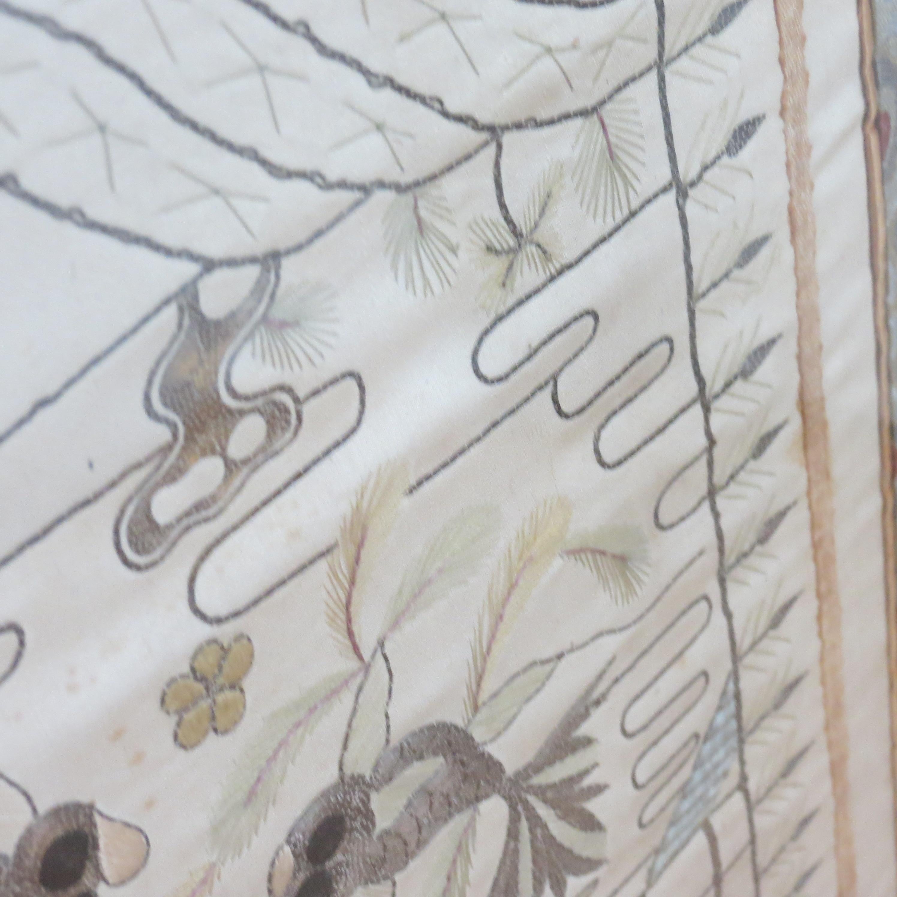 Paire de tapisseries chinoises anciennes en soie et fil métallique 1900 Carpes Koï en vente 2
