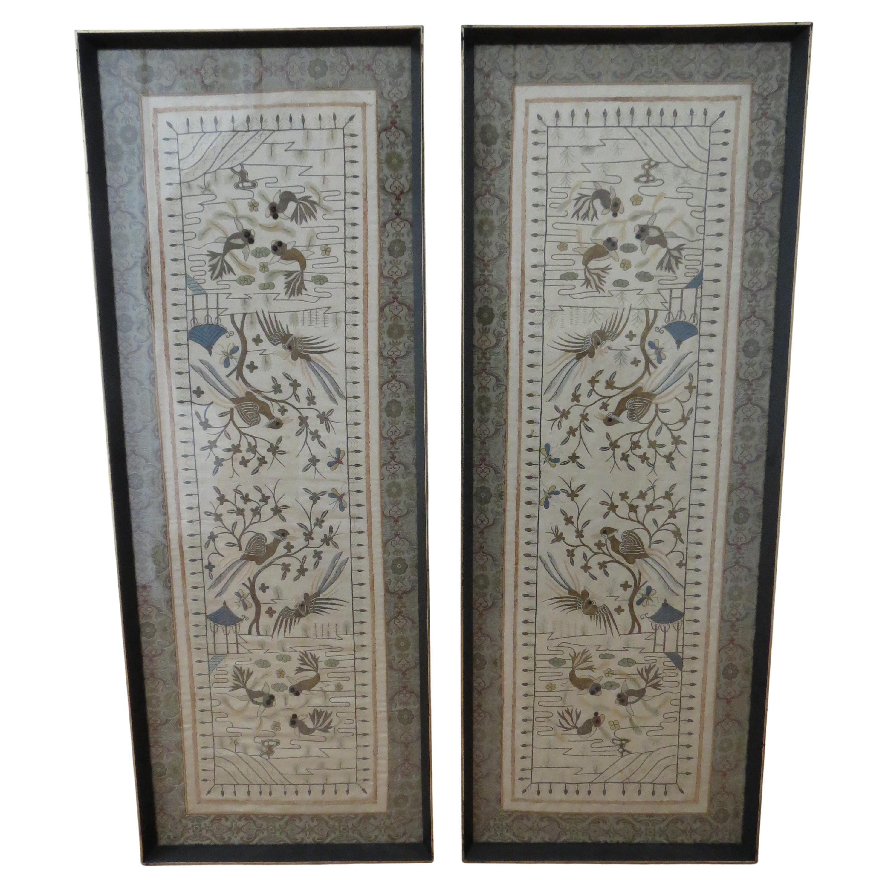 Paire de tapisseries chinoises anciennes en soie et fil métallique 1900 Carpes Koï en vente