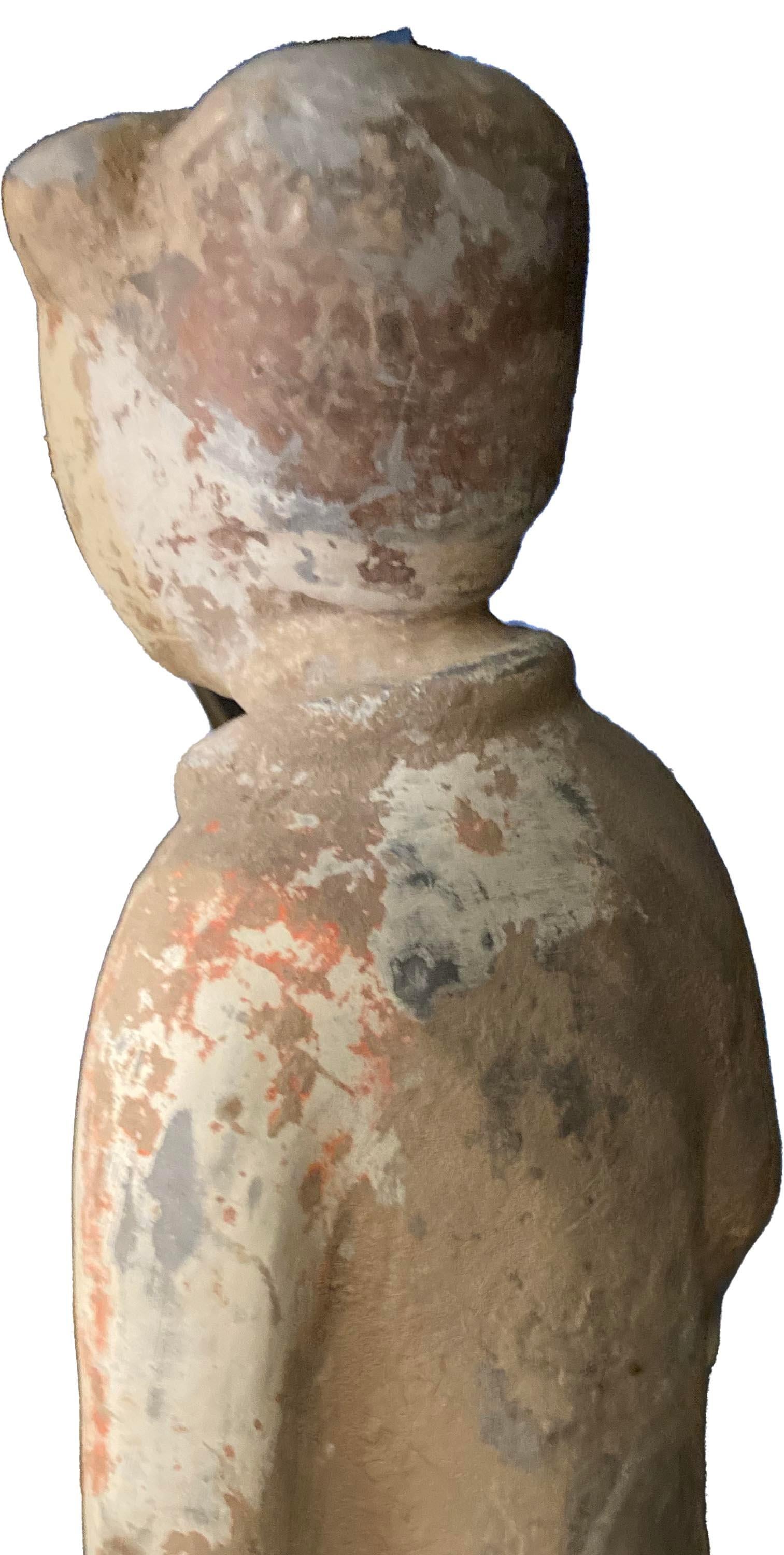 Han Paire de figurines chinoises anciennes en terre cuite sur socle en lucite en vente