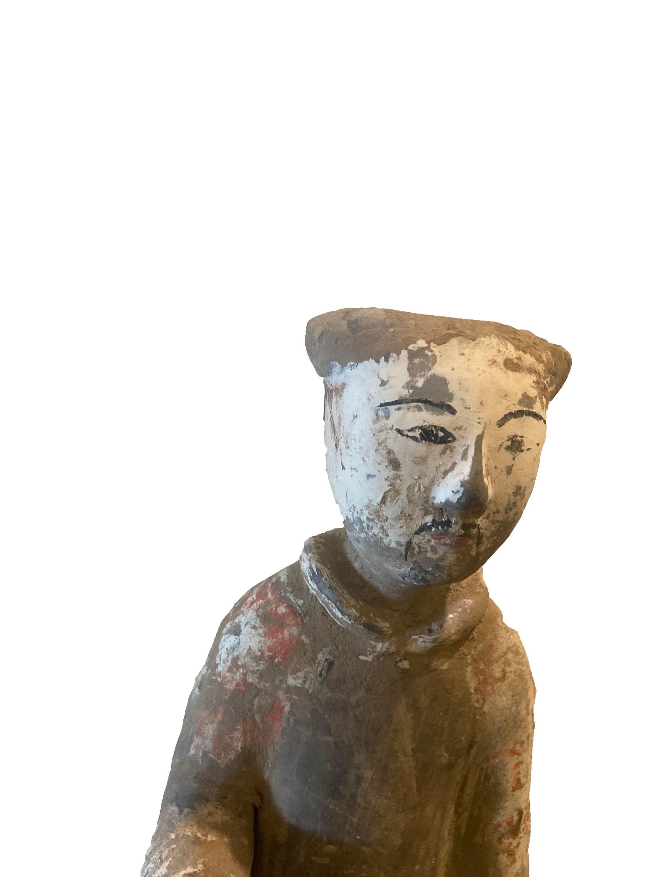 XIXe siècle Paire de figurines chinoises anciennes en terre cuite sur socle en lucite en vente