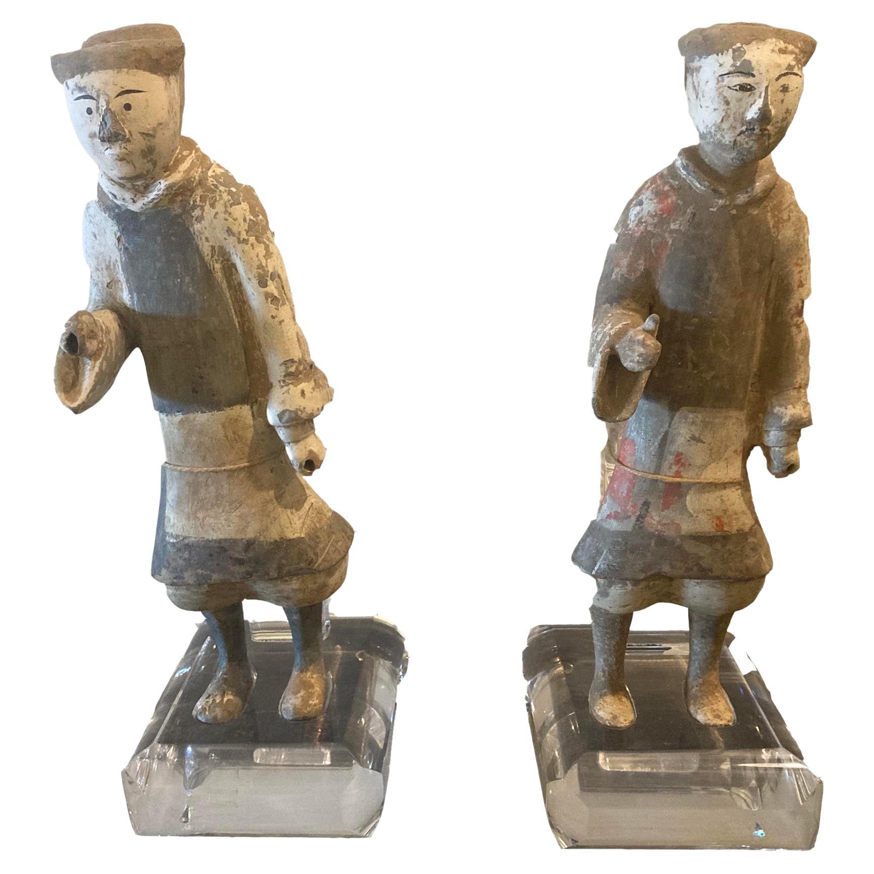 Paire de figurines chinoises anciennes en terre cuite sur socle en lucite en vente