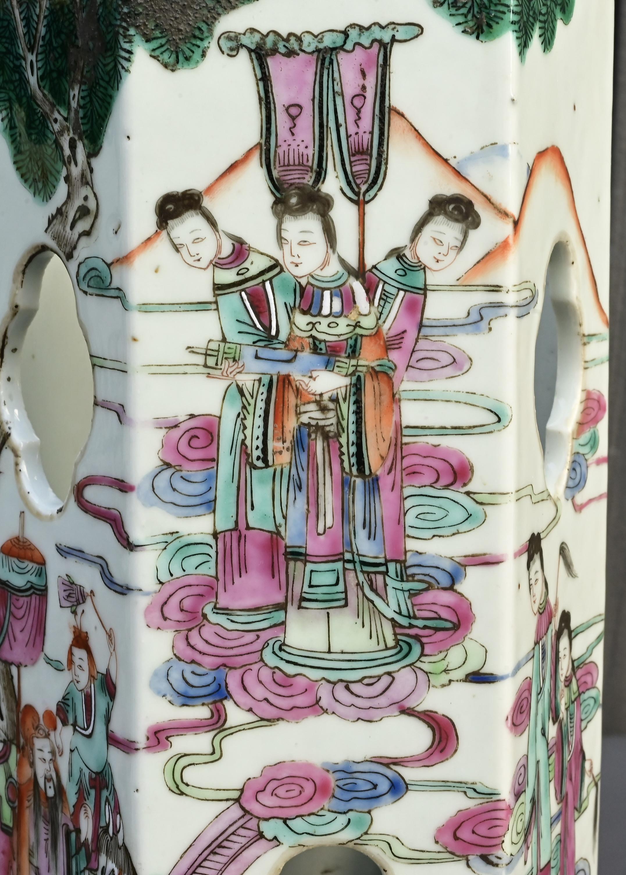 Paire de porte-chapeaux anciens de la période Tongzhi de la famille rose chinoise, milieu du 19e siècle en vente 8