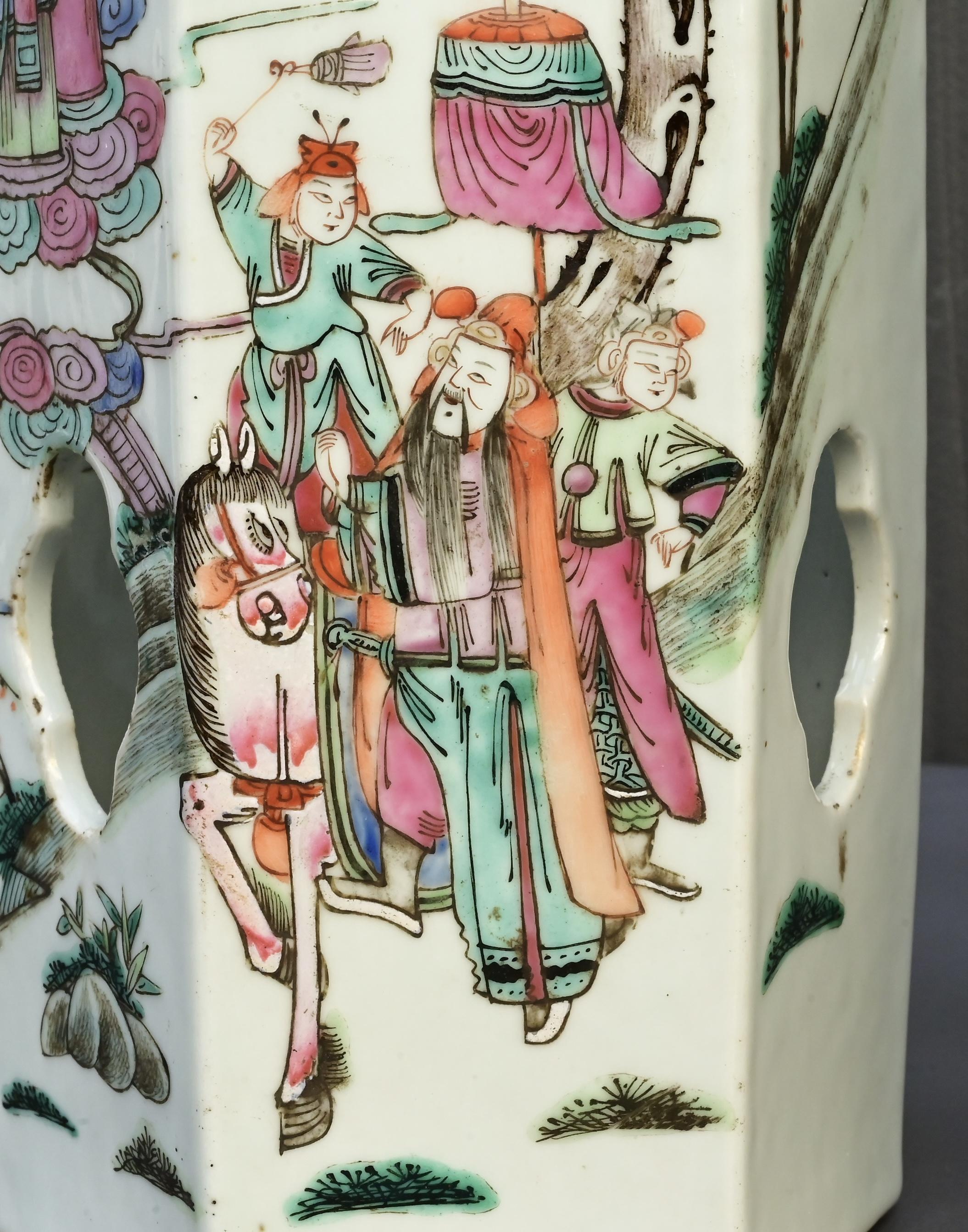 Paire de porte-chapeaux anciens de la période Tongzhi de la famille rose chinoise, milieu du 19e siècle en vente 9