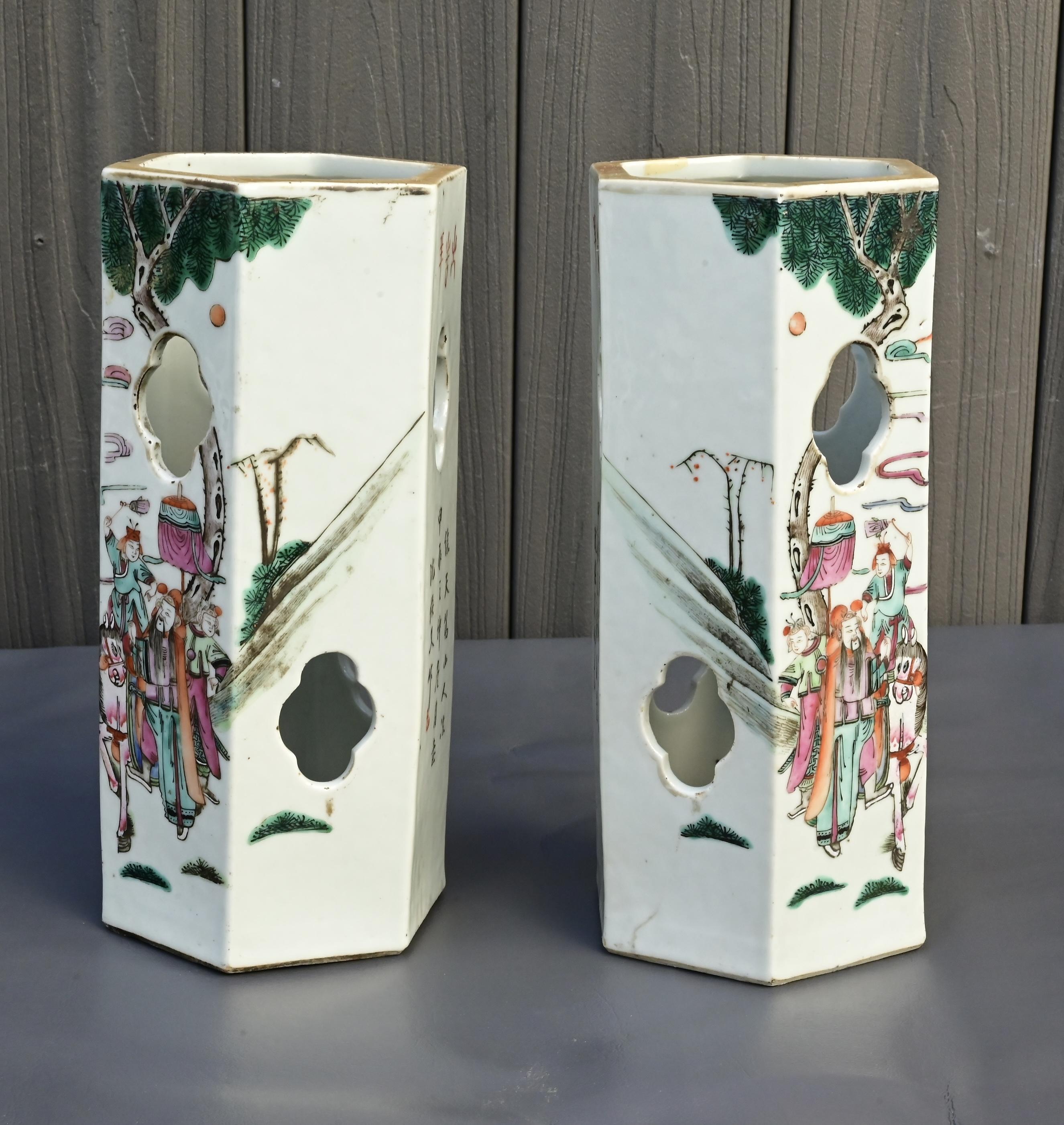 Paire de porte-chapeaux anciens de la période Tongzhi de la famille rose chinoise, milieu du 19e siècle Bon état - En vente à Media, PA