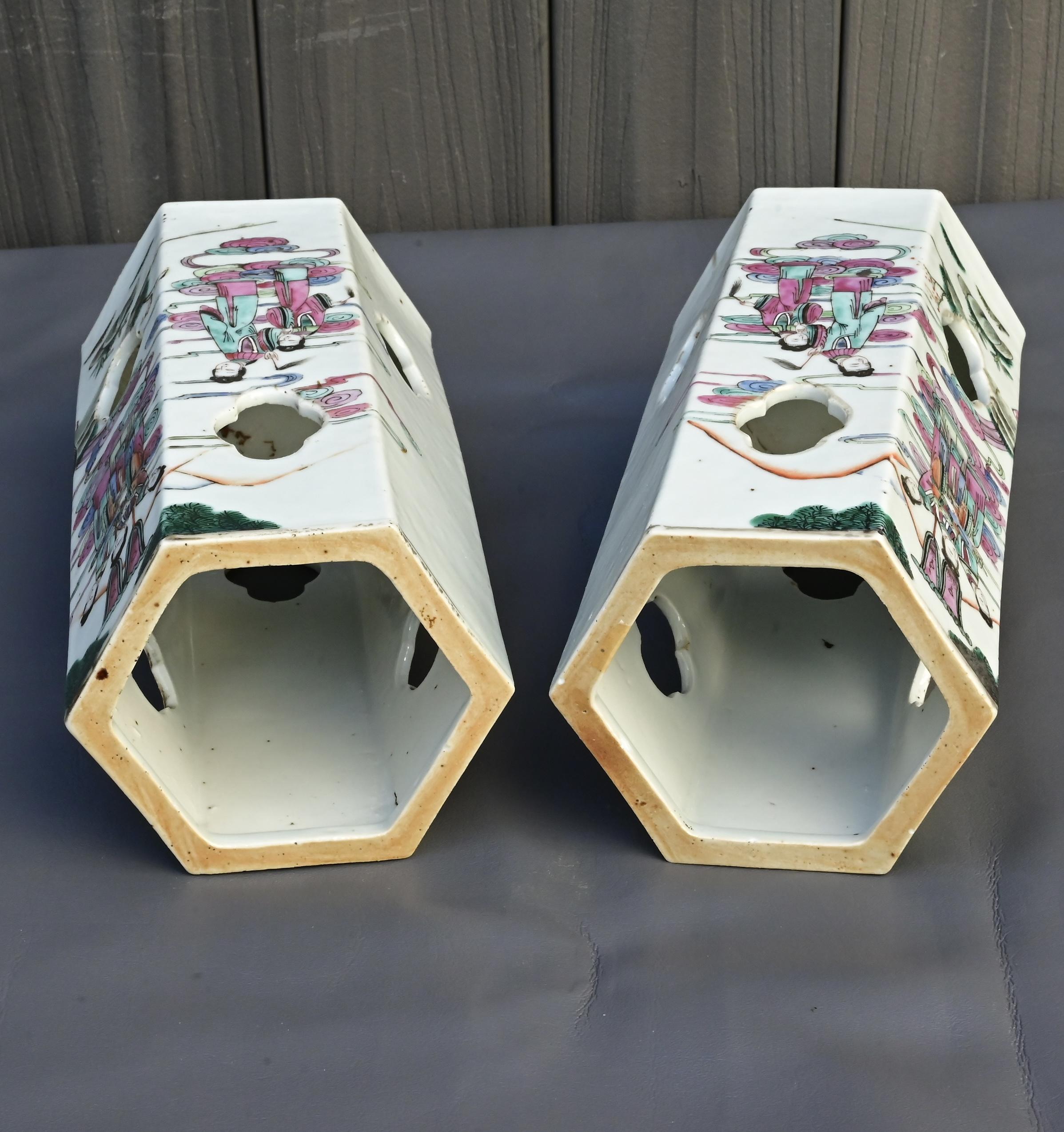 Paire de porte-chapeaux anciens de la période Tongzhi de la famille rose chinoise, milieu du 19e siècle en vente 3