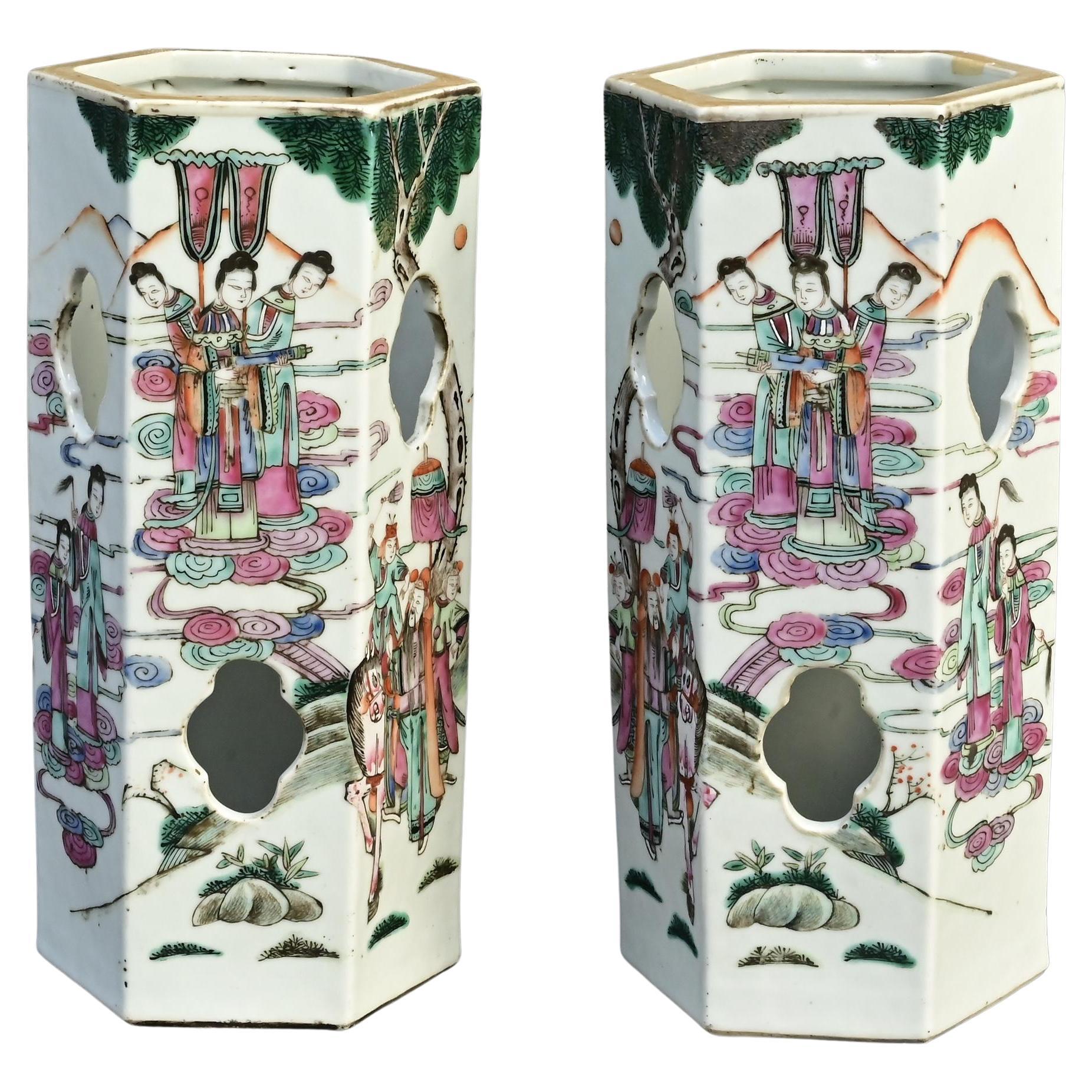 Paire de porte-chapeaux anciens de la période Tongzhi de la famille rose chinoise, milieu du 19e siècle