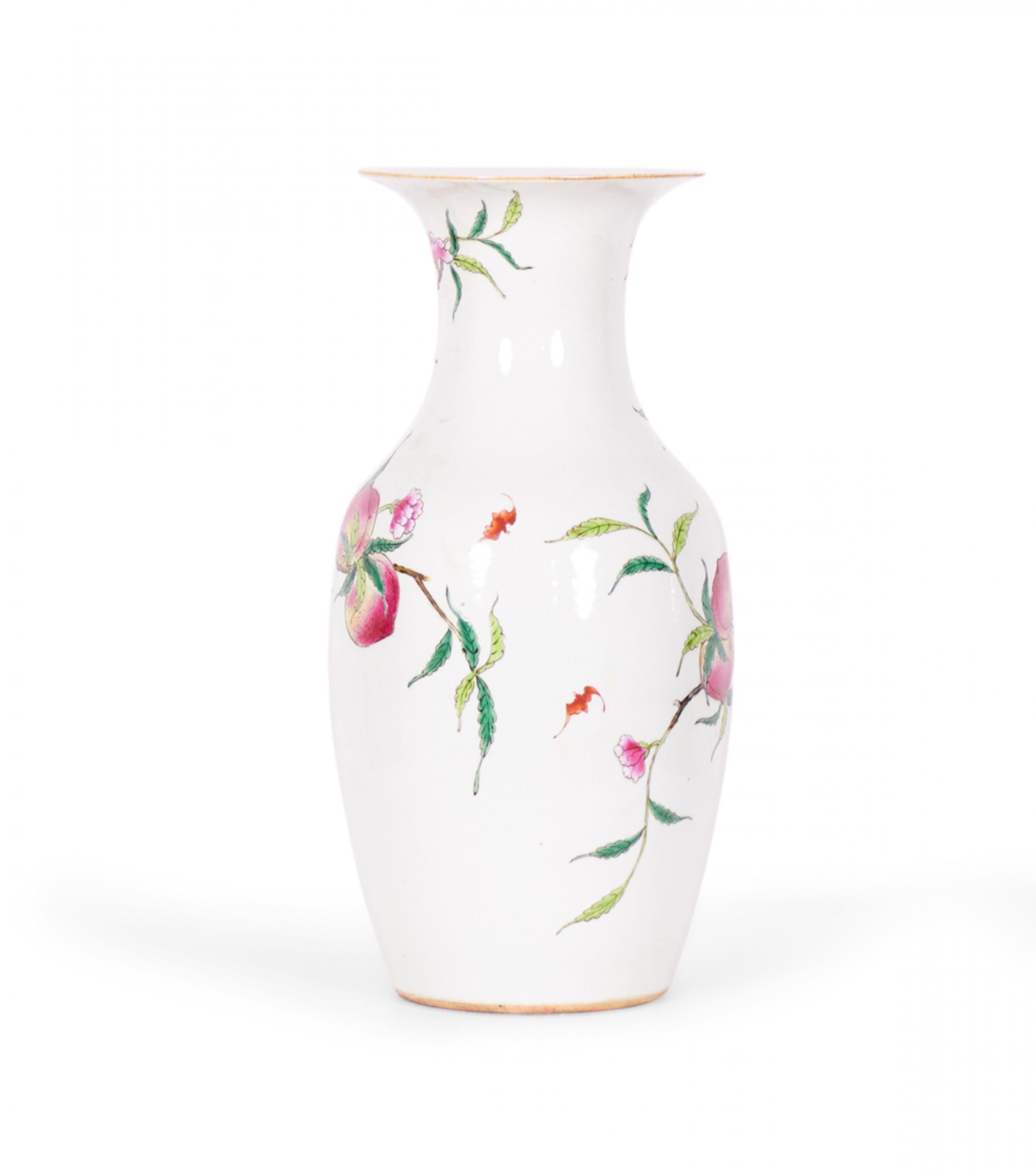 COPPIA di vasi antichi cinesi (fine XIX-inizio XX secolo) in porcellana con forme a urna e un disegno che raffigura alberi da frutto in fiore in marrone, rosa e verde su uno sfondo bianco sporco. (PREZZO IN COPPIA)