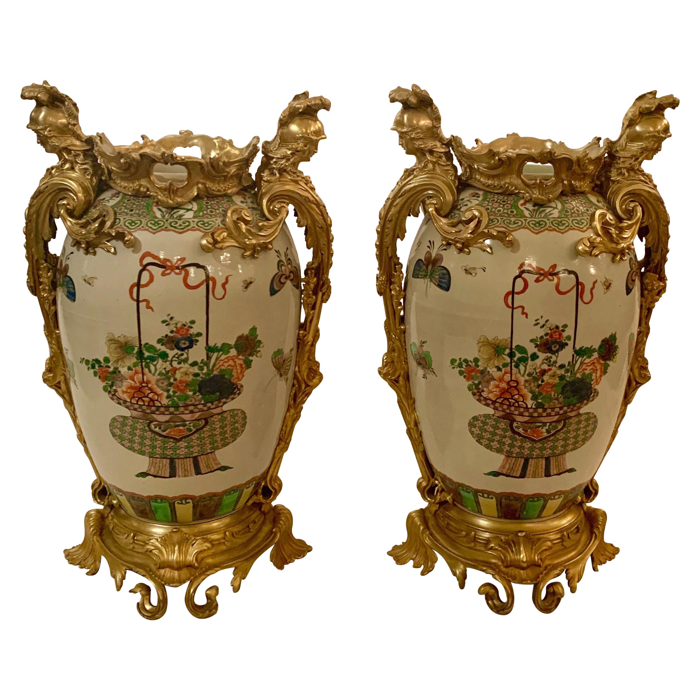 Paire d'urnes chinoises anciennes avec montures en bronze doré en vente