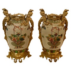 Pareja de Urnas Chinas Antiguas con Monturas de Ormolu