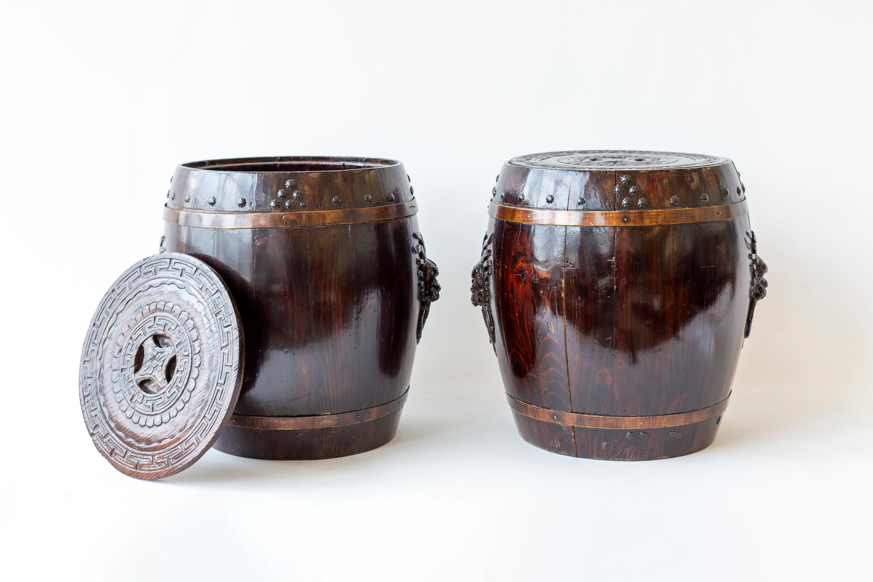 Fait main Paire d'anciens tonneaux à riz en bois chinois avec couvercles, poignées en forme de dragon en vente