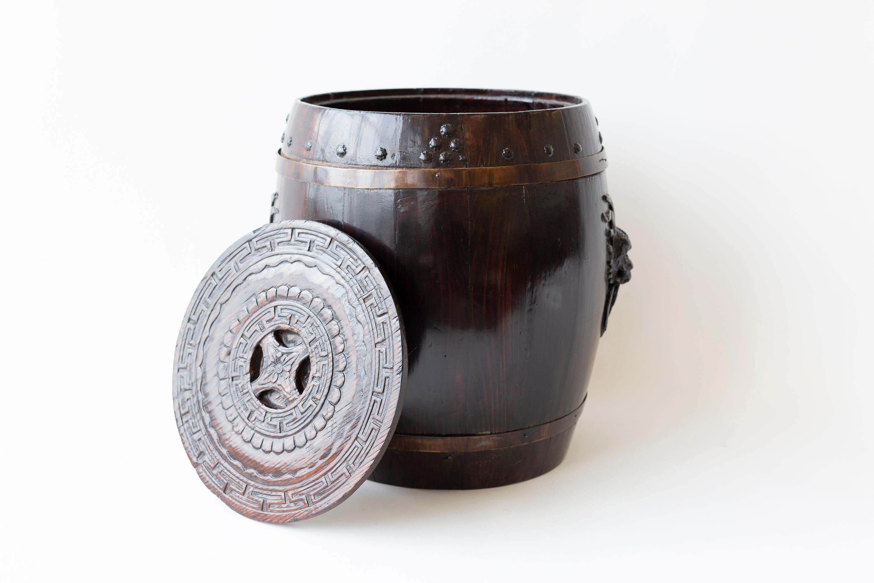 Paire d'anciens tonneaux à riz en bois chinois avec couvercles, poignées en forme de dragon Bon état - En vente à New York, NY